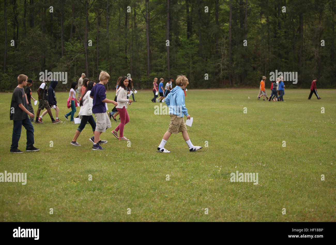 Septième année d'études d'effectuer un comptage de l'APCE avec Marines du Régiment de logistique de combat 27, 2e Groupe Logistique Maritime à Brewster Middle School pendant une navigation terrestre class enseignés par les Marines à bord de Camp Lejeune, N.C., 25 avril 2013. Les étudiants appliqué des techniques qu'ils ont appris en classe afin d'identifier les contenants vides de munitions à longues distances. Retour à l'école, enseigner les fondamentaux de la navigation marine milieu scolaire 130425-M-DS159-074 Banque D'Images Septième année d'études d'effectuer un comptage de l'APCE avec Marines du Régiment de logistique de combat 27, 2e Groupe Logistique Maritime à Brewster Middle School pendant une navigation terrestre class enseignés par les Marines à bord de Camp Lejeune, N.C., 25 avril 2013. Les étudiants appliqué des techniques qu'ils ont appris en classe afin d'identifier les contenants vides de munitions à longues distances. Retour à l'école, enseigner les fondamentaux de la navigation marine milieu scolaire 130425-M-DS159-074 Banque D'Images