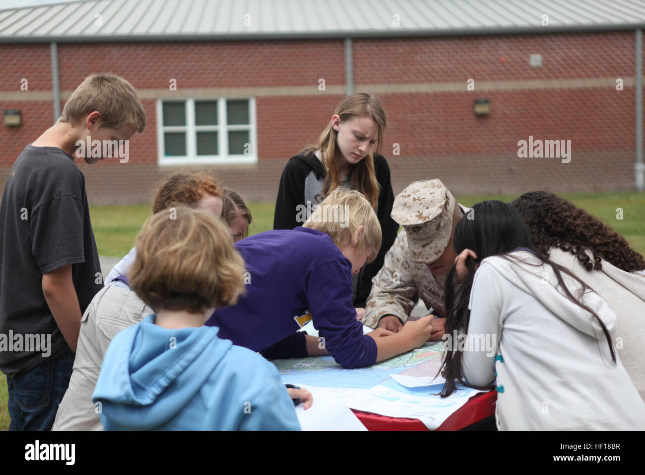 Une logistique de combat avec Marine Regiment 27, 2e Groupe Logistique Maritime enseigne aux étudiants à tracer des points sur une carte à l'aide d'un rapporteur à Brewster Middle School pendant une navigation terrestre à bord classe Camp Lejeune, N.C., 25 avril, 2013. Les étudiants ont demandé ce qu'ils ont appris à repérer les conteneurs de munitions vides cachés dans le champ derrière l'école. Retour à l'école, enseigner les fondamentaux de la navigation marine milieu scolaire 130425-M-DS159-100 Banque D'Images Une logistique de combat avec Marine Regiment 27, 2e Groupe Logistique Maritime enseigne aux étudiants à tracer des points sur une carte à l'aide d'un rapporteur à Brewster Middle School pendant une navigation terrestre à bord classe Camp Lejeune, N.C., 25 avril, 2013. Les étudiants ont demandé ce qu'ils ont appris à repérer les conteneurs de munitions vides cachés dans le champ derrière l'école. Retour à l'école, enseigner les fondamentaux de la navigation marine milieu scolaire 130425-M-DS159-100 Banque D'Images