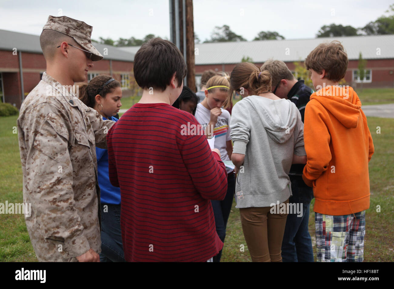 Le Sgt. Joshua A. Oakes (à gauche), une préparation tactique et de formation avec instructeur, 27 Régiment de logistique de combat 2e Groupe Logistique Maritime, enseigne aux étudiants à trouver des emplacements spécifiques sur une carte lors d'une navigation terrestre classe à l'école intermédiaire Brewster à bord de Camp Lejeune, N.C., 25 avril 2013. La classe était partie d'un plan plus large pour réduire la dépendance à une technologie plus avancée qui ne fonctionne pas toujours correctement. Retour à l'école, enseigner les fondamentaux de la navigation marine milieu scolaire 130425-M-DS159-116 Banque D'Images Le Sgt. Joshua A. Oakes (à gauche), une préparation tactique et de formation avec instructeur, 27 Régiment de logistique de combat 2e Groupe Logistique Maritime, enseigne aux étudiants à trouver des emplacements spécifiques sur une carte lors d'une navigation terrestre classe à l'école intermédiaire Brewster à bord de Camp Lejeune, N.C., 25 avril 2013. La classe était partie d'un plan plus large pour réduire la dépendance à une technologie plus avancée qui ne fonctionne pas toujours correctement. Retour à l'école, enseigner les fondamentaux de la navigation marine milieu scolaire 130425-M-DS159-116 Banque D'Images