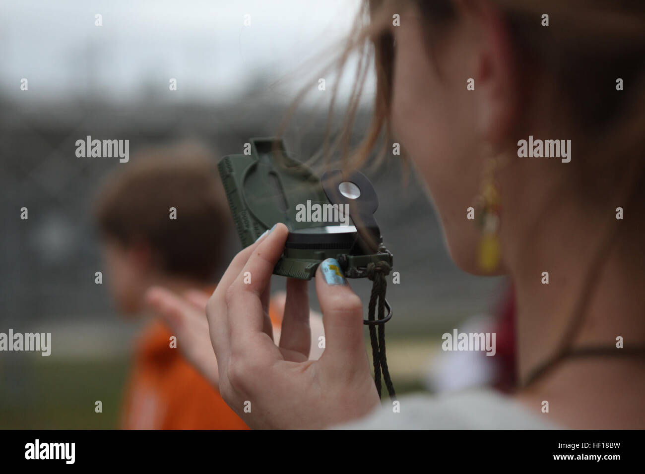 Une septième année élève regarde une boussole pour déterminer l'orientation au cours d'une navigation terrestre class enseignés par Marines avec la logistique de combat Regiment 27, 2e Groupe Logistique Maritime à Brewster Middle School à bord de Camp Lejeune, N.C., avril, 25, 2013. Les Marines a demandé aux élèves comment utiliser correctement les cartes, les rapporteurs et de boussoles pour trouver un emplacement sans l'utilisation de la technologie tels que GPS. Retour à l'école, enseigner les fondamentaux de la navigation marine milieu scolaire 130425-M-DS159-120 Banque D'Images Une septième année élève regarde une boussole pour déterminer l'orientation au cours d'une navigation terrestre class enseignés par Marines avec la logistique de combat Regiment 27, 2e Groupe Logistique Maritime à Brewster Middle School à bord de Camp Lejeune, N.C., avril, 25, 2013. Les Marines a demandé aux élèves comment utiliser correctement les cartes, les rapporteurs et de boussoles pour trouver un emplacement sans l'utilisation de la technologie tels que GPS. Retour à l'école, enseigner les fondamentaux de la navigation marine milieu scolaire 130425-M-DS159-120 Banque D'Images