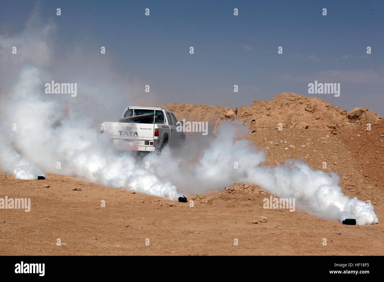 Les grenades fumigènes simuler le feu au cours d'un exercice d'entraînement au Camp Sapadalure, province de Helmand, Afghanistan, le 27 avril 2013. L'exercice a été réalisée afin de garder les membres de service préparé à l'éventualité de l'écrasement d'un aéronef. (U.S. Marine Corps photo par le Cpl. Ashley E. Santy/libérés) 2D MAW (FWD) effectue des tuteurs de formation de sauvetage 130427-M-BU728-022 Banque D'Images