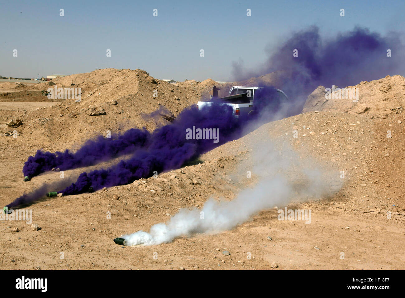 Les grenades fumigènes simuler le feu au cours d'un exercice d'entraînement au Camp Sapadalure, province de Helmand, Afghanistan, le 27 avril 2013. L'exercice a été réalisée afin de garder les membres de service préparé à l'éventualité de l'écrasement d'un aéronef. (U.S. Marine Corps photo par le Cpl. Ashley E. Santy/libérés) 2D MAW (FWD) effectue des tuteurs de formation de sauvetage 130427-M-BU728-039 Banque D'Images
