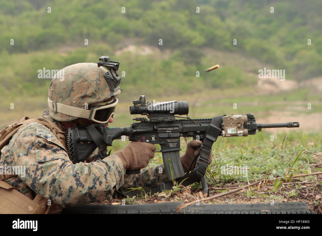 Avec un 1er Bataillon, 3e Régiment de Marines, actuellement affecté au 4ème Régiment de Marines, 3e Division de marines, III Marine Expeditionary Force dans le cadre du Programme de déploiement de l'unité, fournit un tir de suppression avec un fusil automatique d'infanterie pendant un exercice de tir réel d'armes le 29 avril dernier à Suseong-ri de tir. L'exercice a été mené comme un des derniers événements de formation d'exercice Ssang Yong 13. Ssang Yong, qui signifie "dragons jumeaux,' est un exercice annuel visant à renforcer l'interopérabilité et d'accroître les compétences des deux Corée et l'armée américaine. (U.S. Marine Corps pho Banque D'Images