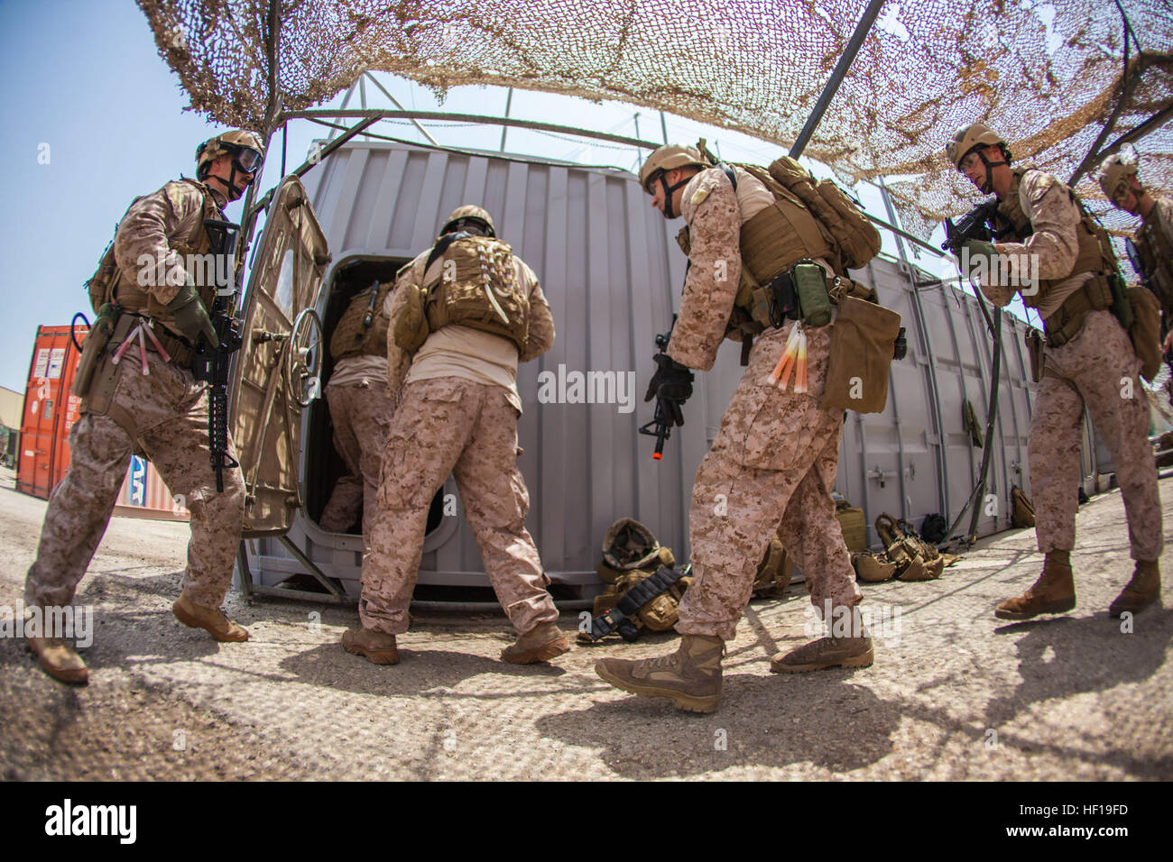 26e Marine Expeditionary Unit (MEU) Raid Maritime Marines force pénétrer dans un bâtiment tout en menant des exercices close quarters battle à la Garde côtière des États-Unis Moyen-orient composé de l'équipe de formation à bord de Mina Salman Port de Bahreïn, le 10 mai 2013. La 26e MEU est déployée à la 5e flotte zone des opérations à bord du groupe amphibie Kearsarge. La 26e MEU fonctionne en continu à travers le monde, fournissant le président et les commandants de combat unifié avec un déploiement sur l'avenir, la force d'intervention rapide. L'IP est un groupe de travail air-sol marins capables de mener des opérations amphibies, cr Banque D'Images