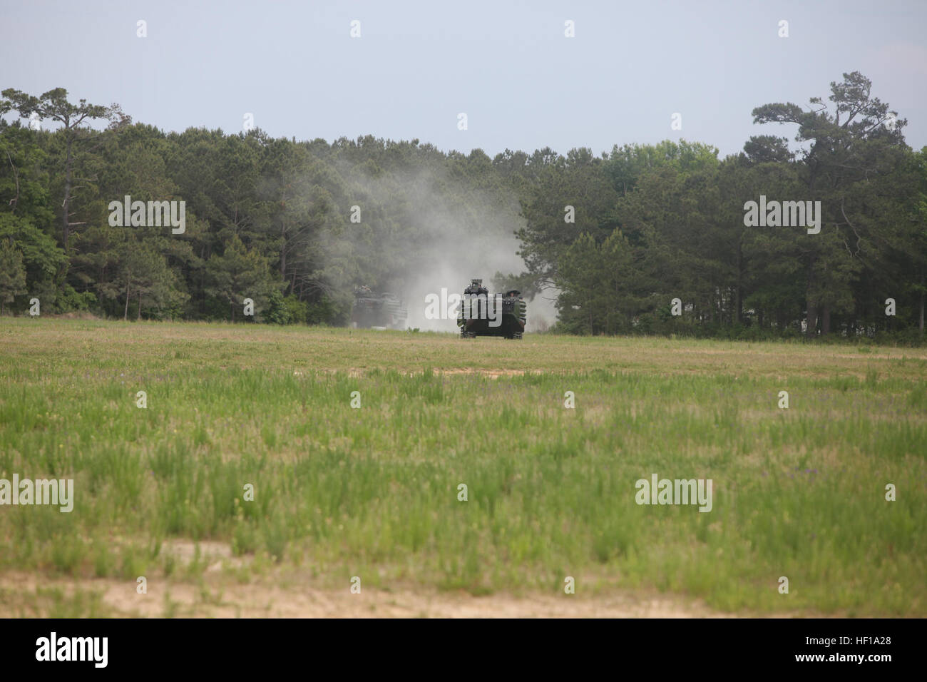 Un assaut amphibie véhicule vers la zone d'atterrissage Albatross lors d'un exercice d'entraînement à bord de Marine Corps Base Camp Lejeune, N.C., 18 mai 2013. L'AAV ramassé Marines avec 1er Bataillon, 8e Régiment de Marines qui a passé la nuit à bord de l'USS Bataan en préparation pour la 2e Division de marines exercice d'entraînement amphibie la plus importante depuis le début de la guerre en Afghanistan. 'Follow Me' Division mène plus grand exercice amphibie depuis la guerre 130518-M-JR212-060 Banque D'Images