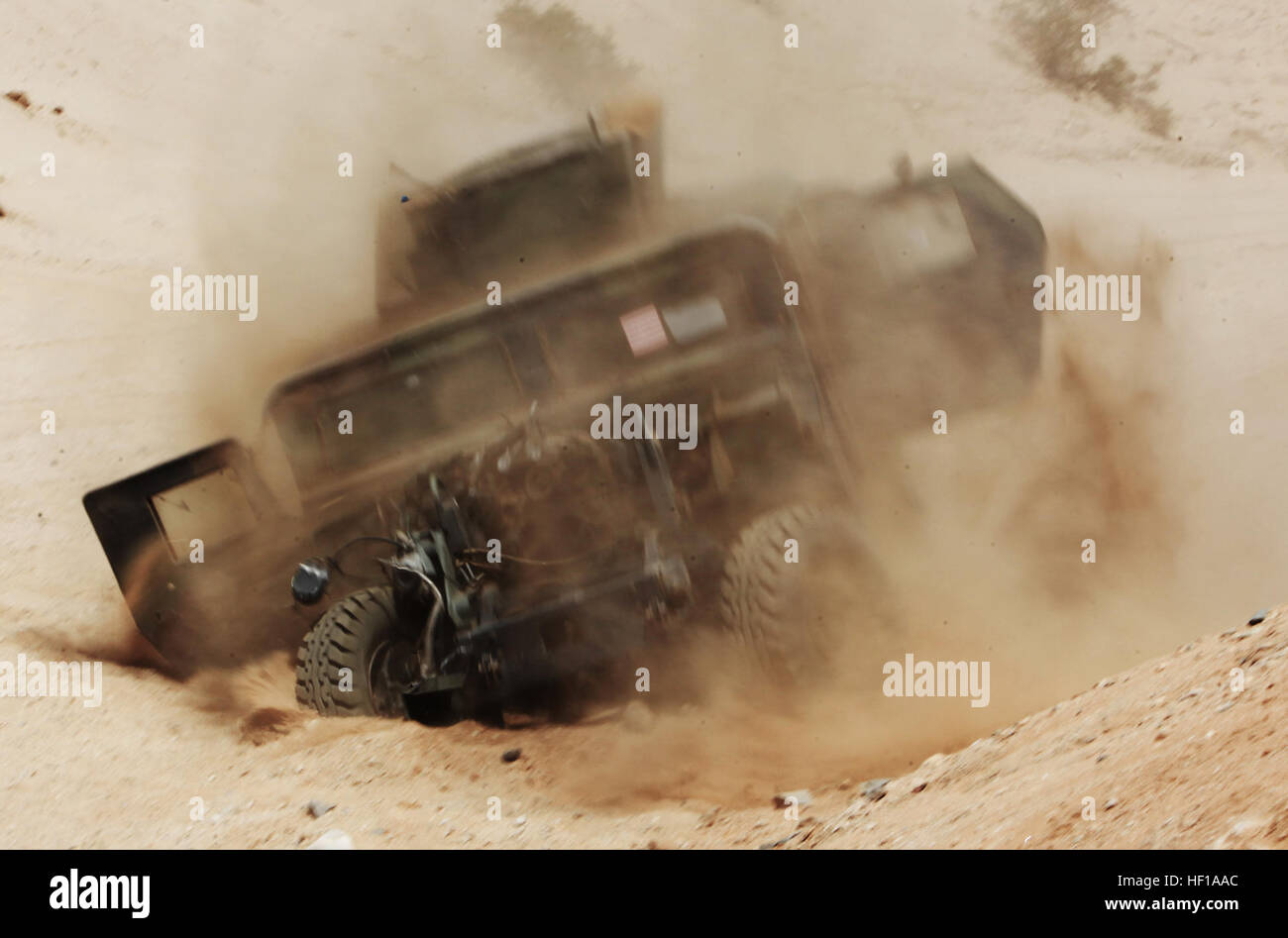 Un Humvee obsolètes se dépose au fond d'un ravin pendant un exercice mené par bataillon de logistique de combat 6, 2e Groupe logistique maritime, à Twentynine Palms, Californie, le 25 mai 2013. Les opérateurs de dépanneuse dégringolèrent de divers véhicules dans les recettes afin de mener des exercices de récupération en vue de leur futur déploiement de l'opération Enduring Freedom. Wreckers, BEC-6 Marines se préparer pour la récupération du véhicule 130525-M-ZB219-002 Banque D'Images