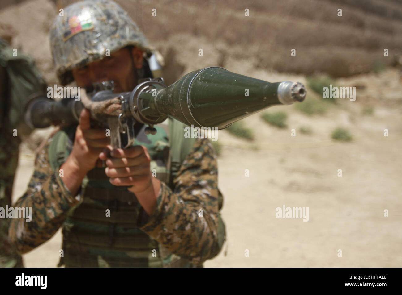 Les soldats de l'Armée nationale afghane de partir en mission le 29 mai, ici. Le brigadier de l'Armée nationale afghane. Gen. Wasea, général commandant, 2e Brigade, 215e Corps, et ses homologues des FSNA ont planifié et lancé l'opération se Aoqad Hasht [38] EAGLE pour pousser les ennemis de l'Afghanistan de Sangin. L'opération a duré près d'une semaine au cours de laquelle les FSNA a contré l'attaque non provoquée, a gagné l'initiative, et avancé à partir de plusieurs postes à leurs ennemis l'enveloppe et les forcèrent à se retirer de l'autre côté de la rivière Helmand. Les FSNA la lutte contre les ennemis de l'Afghanistan en 130529 Sangin-M-TM093-062 Banque D'Images