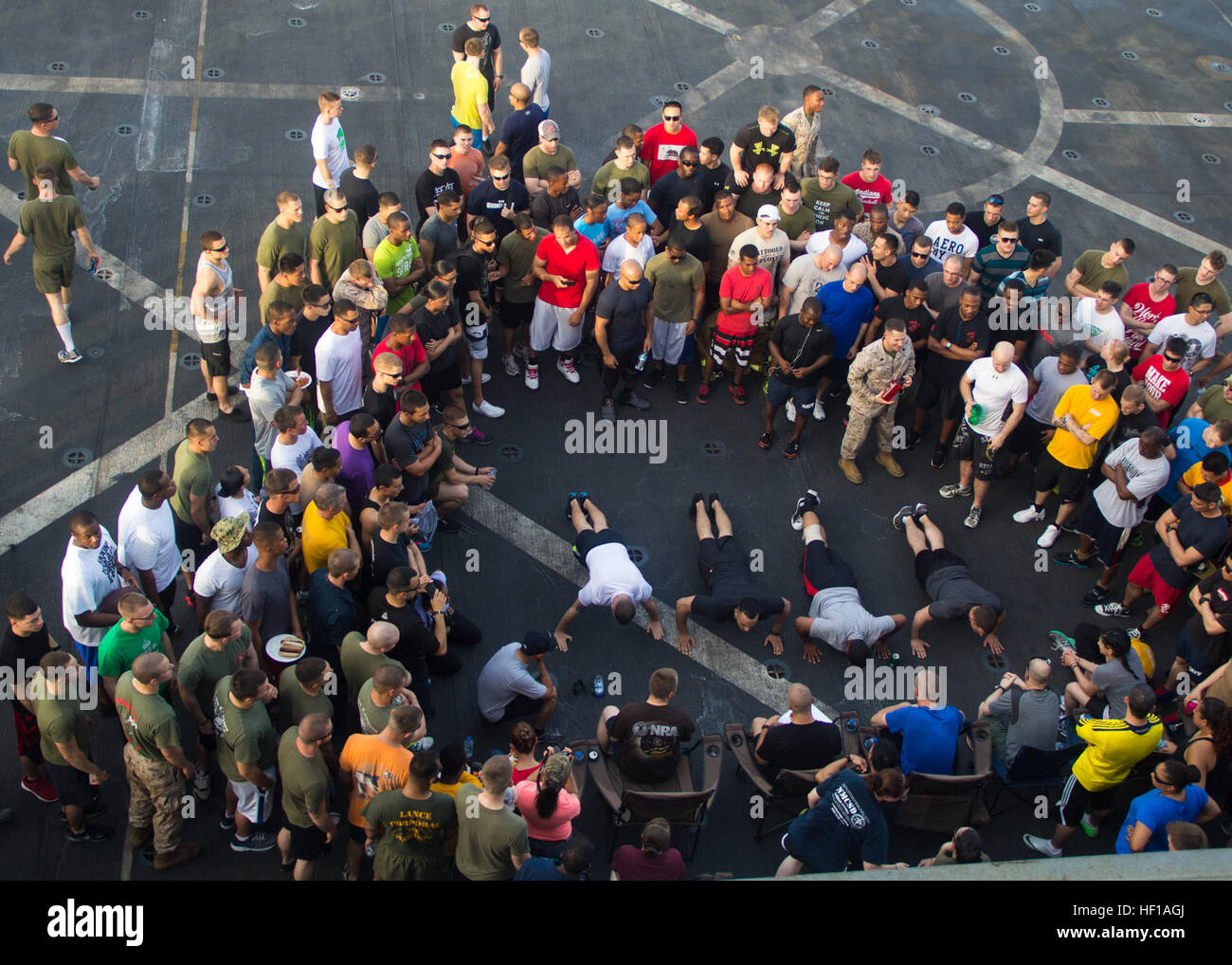 Les Marines américains et les marins affectés à la 26e Marine Expeditionary Unit (MEU), et les marins affectés à l'USS San Antonio (LPD 17), participer à un push-up compétition durant un pique-nique sur la plage d'acier à bord du navire, le 31 mai 2013. La 26e MEU est un groupe de travail air-sol marin de l'avant ont été déployés dans la 5e flotte américaine à bord de la zone de responsabilité du groupe amphibie Kearsarge agissant comme un corps expéditionnaire basés en mer, la force de réaction de crise capable de conduire des opérations amphibies dans toute la gamme des opérations militaires. (U.S. Marine Corps photo par Lance Cpl. Juanenrique Owings, 26e MEU Banque D'Images