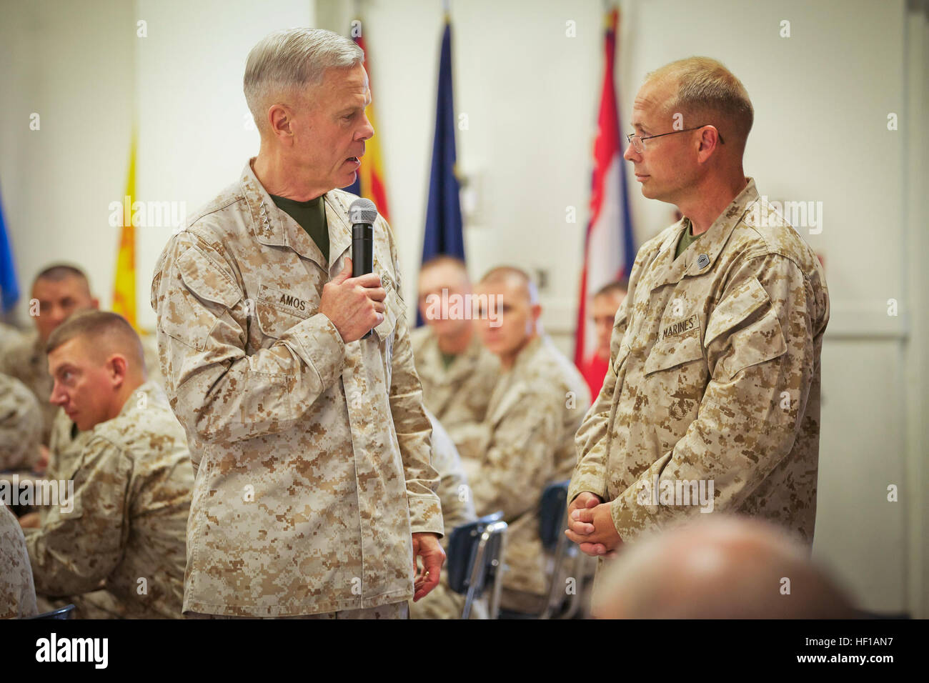 Le 35e commandant du Corps des Marines, le général James F. Amos, gauche, parle d'un milieu marin tout en s'attaquant aux Marines, marins, et des civils de Marine Corps Combat Service Support Schools au Camp Johnson, N.C., 5 juin 2013. (U.S. Marine Corps photo par le Sgt. Mallory S. VanderSchans HQMC) Parution/Caméra de combat Le général Amos traite de Marine Corps Combat Service Support Schools au Camp Johnson 130605-M-LU710-084 Banque D'Images