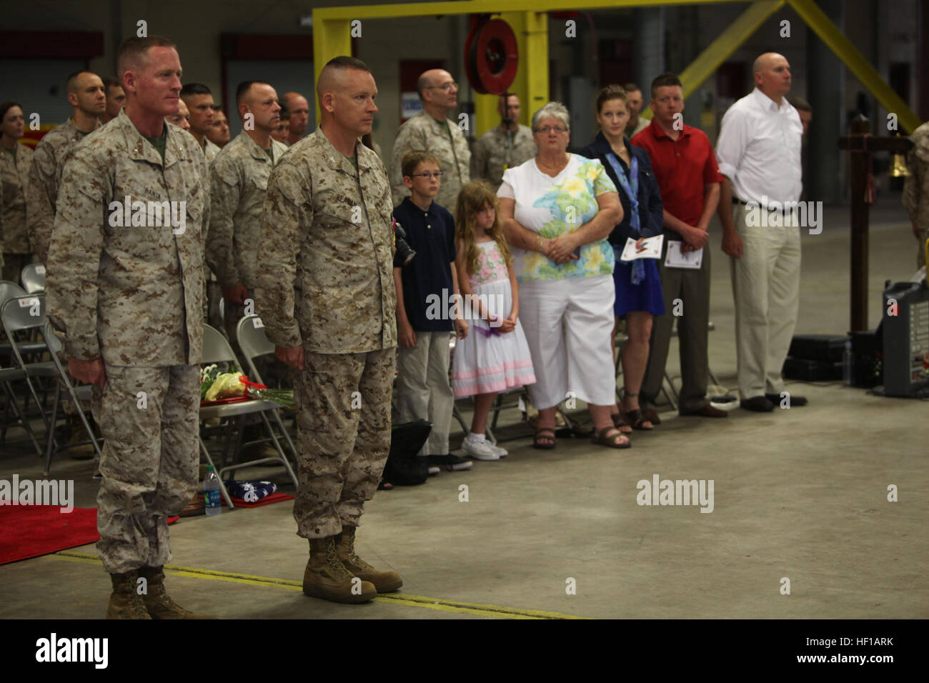 Le brig. Mgén Edward D. Banta (à gauche), le général commandant du 2e Groupe logistique maritime, et le colonel Jeffrey M. Reagan (centre), l'ancien chef de cabinet pour le 2ème, MLG au garde à vous lors de l'hymne des "marines" au cours d'une cérémonie à la retraite 2ème Bataillon de Maintenance maintenance du Bay à bord de Camp Lejeune, N.C., 7 juin 2013. Reagan, famille, amis et camarades Marines l'ont soutenu alors qu'il était par son commandant général pour la dernière fois pendant la lecture de "Vogue" et "l'hymne des Marines." Reagan demande à ashoreE E2809RA2809D pour la dernière fois 130607-M-AR522-120 Banque D'Images