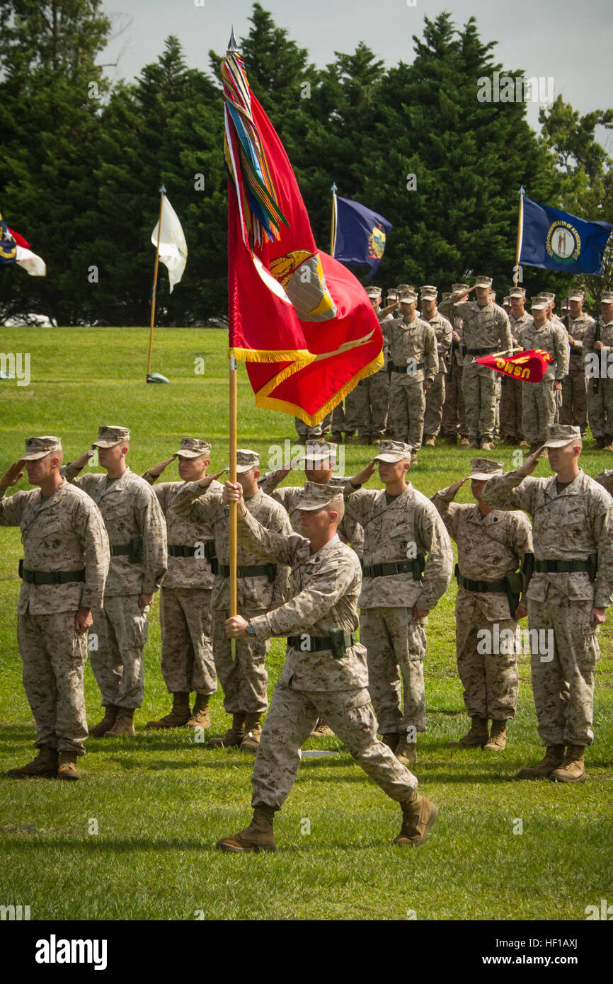 Le Sergent Major Darrell Carver porte les couleurs du bataillon au cours de la 2e Bataillon, 9e Régiment de Marines, changement de commandement le 11 juin 2013. Le natif de Salt Lake City a rejoint l'ancien commandant du 2e Bataillon, 9e de marine, le Lieutenant-colonel Michael S., Styskal d'accueillir dans le nouveau commandant de bataillon. Lieutenant-colonel Nicholas Davis est le nouveau commandant de bataillon de l'unité. E28098l'enfer dans un HelmetE bataillon commandant28099 modifications 130611-M-PE262-003 Banque D'Images