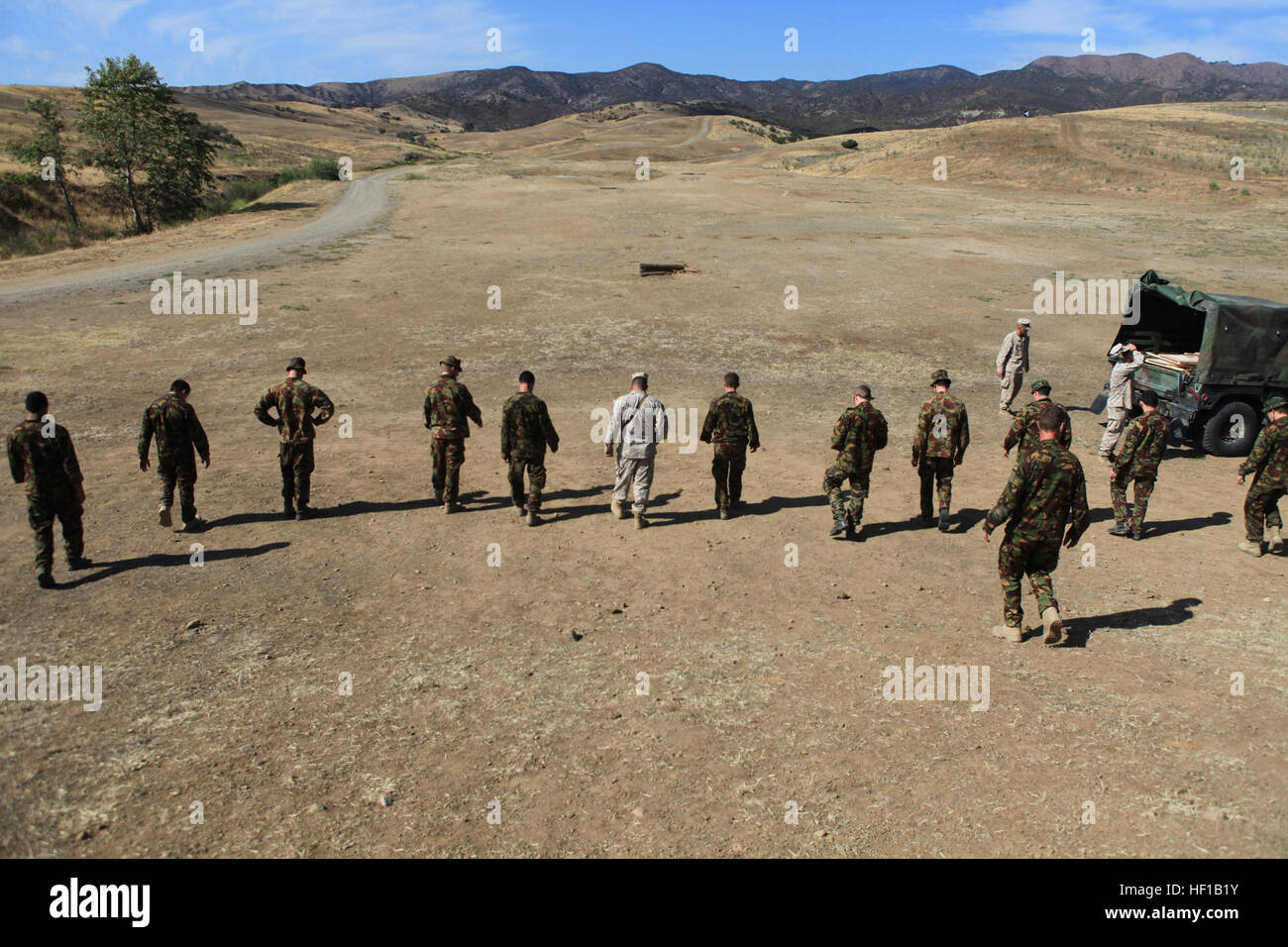 Les Marines américains de la Compagnie Charlie, 1er Bataillon, 1e Régiment de Marines, 1 Division de marines et New Zealand Army 12e peloton, Compagnie Delta, 1er 2e Bataillon, Royal New Zealand Infantry Regiment participer à des exercices de tir dans le cadre du Blitz 2013 à l'aube sur la plage 218 Camp Pendleton, en Californie, le 12 juin 2013. Dawn Blitz 2013 est un exercice amphibie multinationale qui favorise l'interopérabilité entre la Marine et le Marine Corps et les partenaires de la coalition, 11-28 juin. Les pays participants sont le Canada, le Japon, la Nouvelle-Zélande et les observateurs de sept pays. Dawn Blitz 130612-M-MF313-381 Banque D'Images