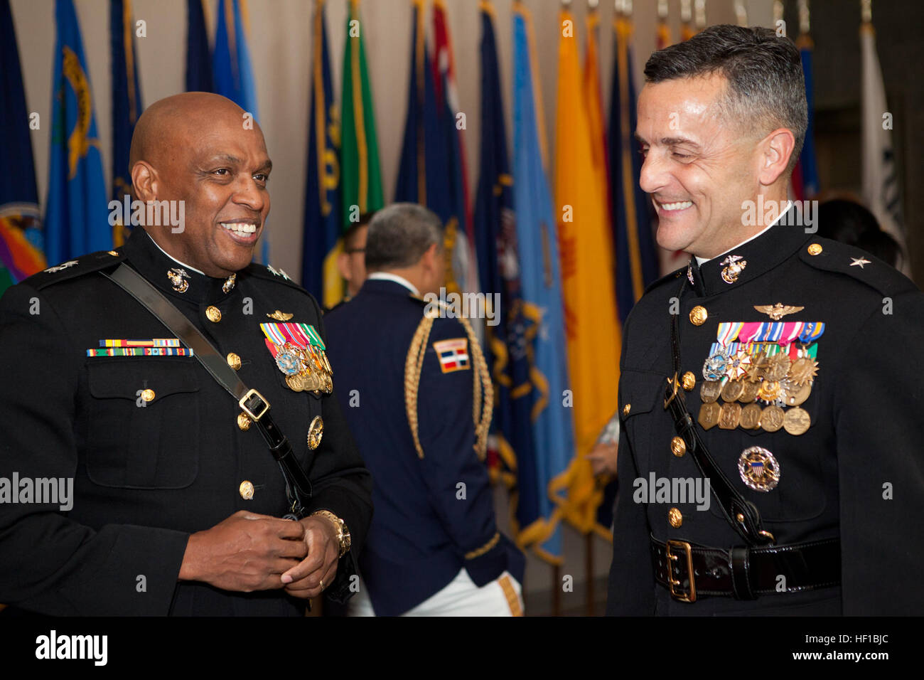 Corps des Marines américains, le général Vincent R. Stewart, à gauche, le directeur des services de renseignements à l'Administration centrale, du Corps des Marines et Brigue. Le général Michael A. Rocco, le sous-commandant adjoint pour les plans, les politiques et les opérations, les deux hôtes, Parade Coucher de parler pendant le défilé réception à l'égard des femmes dans le service militaire pour l'Amérique monument au cimetière national d'Arlington, à Arlington, en Virginie, le 25 juin 2013. Un coucher de Parade a lieu tous les mardis pendant les mois d'été. (U.S. Marine Corps photo par le Cpl. Tia Dufour/libérés) Coucher de Parade 130625-M-KS211-027 Banque D'Images