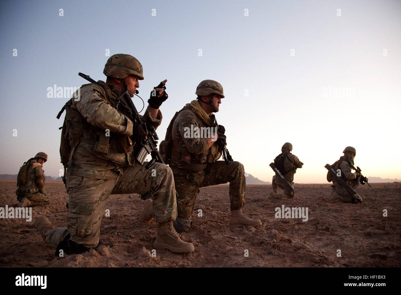 Soldats géorgiens affecté à la Compagnie Charlie, 33e Bataillon d'infanterie légère coordonner leurs mouvements vers un objectif au cours de l'opération Northern Lion II dans la province de Helmand, Afghanistan, le 3 juillet 2013. Lion du Nord II était une opération dirigée par le géorgien, tenus en vue de dissuader les insurgés, établir une présence et de recueillir de l'intelligence humaine dans la région. (DoD photo par le Cpl. Alejandro Pena, Corps des Marines des États-Unis/libérés) 130703-M-YH552-317 (9253178601) Banque D'Images