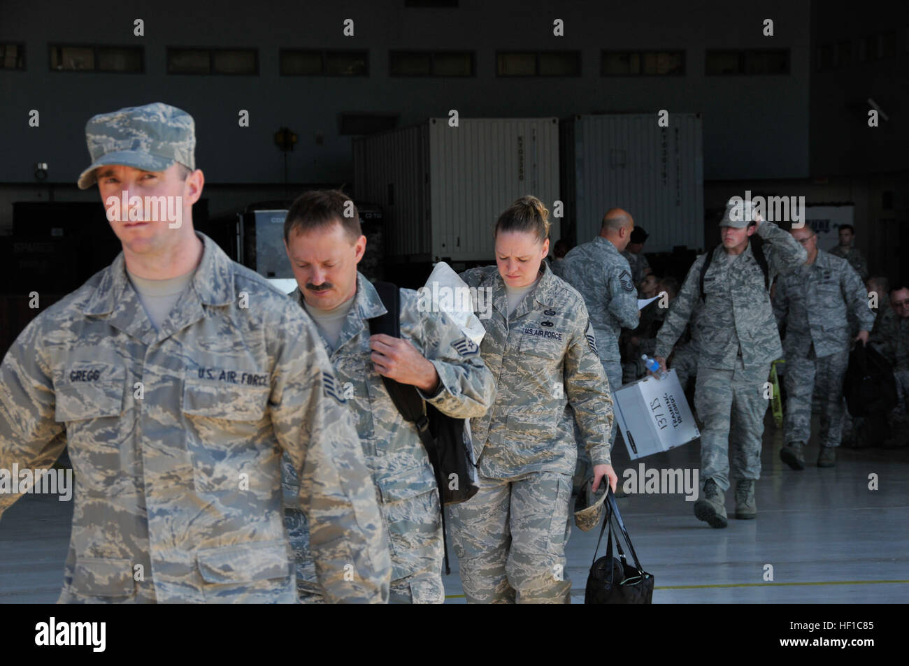 Les aviateurs américains avec la Garde nationale aérienne de l'Indiana, 181e Escadre de renseignement à pied sur un bus militaire pour le transport vers le KC-135 Stratotanker, le 14 juillet 2013. (U.S. Photo de la Garde nationale aérienne capitaine principal Sgt. John S. Chapman/libérés) Formation de terrain annuel 130714-Z-H441-343 Banque D'Images