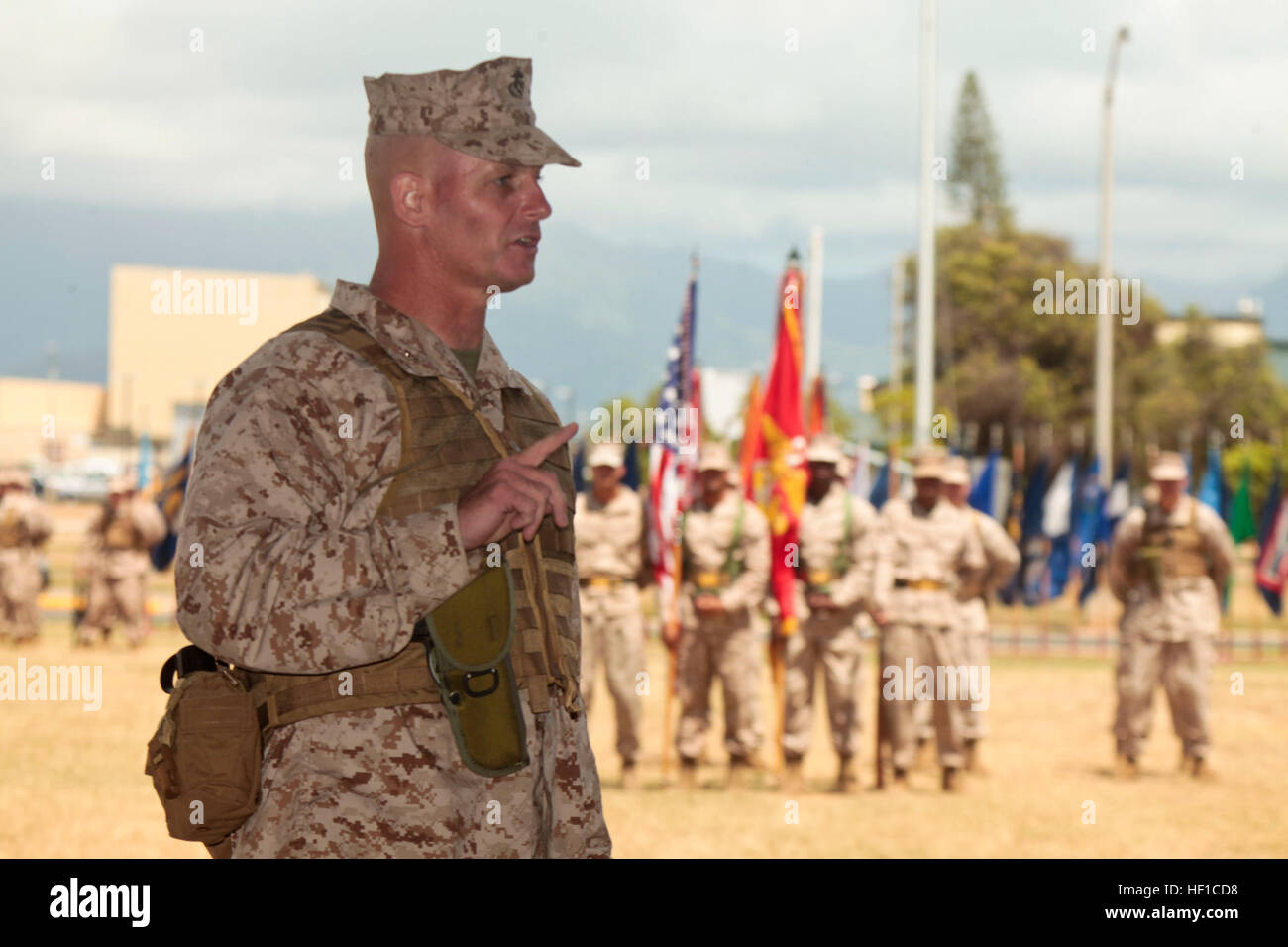 Le colonel du Corps des Marines américain Timothy E. Winand, commandant du troisième Régiment de Marines, parle à l'auditoire au cours de 3e Régiment de Marines, cérémonie de passation de commandement à la place de Dewey, Base du Corps des Marines Hawaii, Kaneohe Bay le 17 juillet, 2013. La cérémonie a marqué la passation de commandement entre le Colonel Nastase, ancien commandant du 3e Régiment de Marines et le Colonel Winand. (U.S. Marine Corps photo de 1ère classe Privée Villa Roberto Jr./libérés) troisième Régiment de Marines Changer de commandement 130717-M-B443-051 Banque D'Images