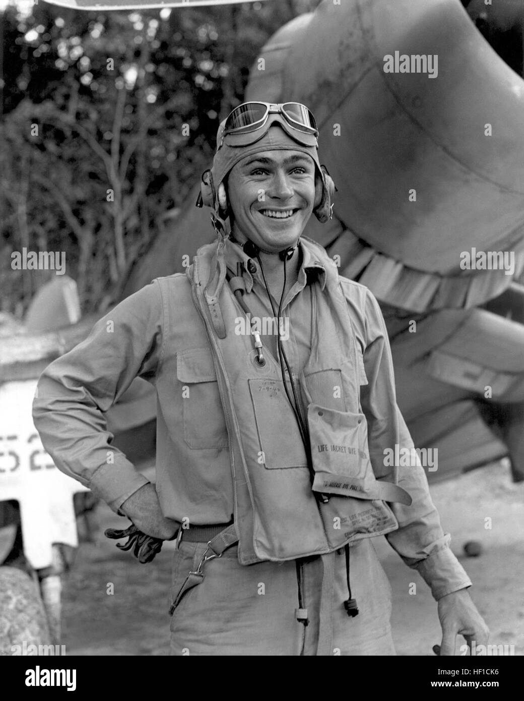 La Seconde Guerre mondiale (WWII) Époque photographie de Corps des Marines des États-Unis (USMC) Premier lieutenant (1LT) John F. vis, l'Escadron de chasse 214 Marine (VMF-214) 'Black Sheep' prises à Vella La Vella, le 5 décembre 1943, il se place devant un USMC F4U Corsair 'avion'. 1LT Boulon est un pilote Ace crédité de 6 tue. Sa ville natale est Sanford, Floride. Photographie de Corps des Marines américains premier Lieutenant John F. Bolt Banque D'Images