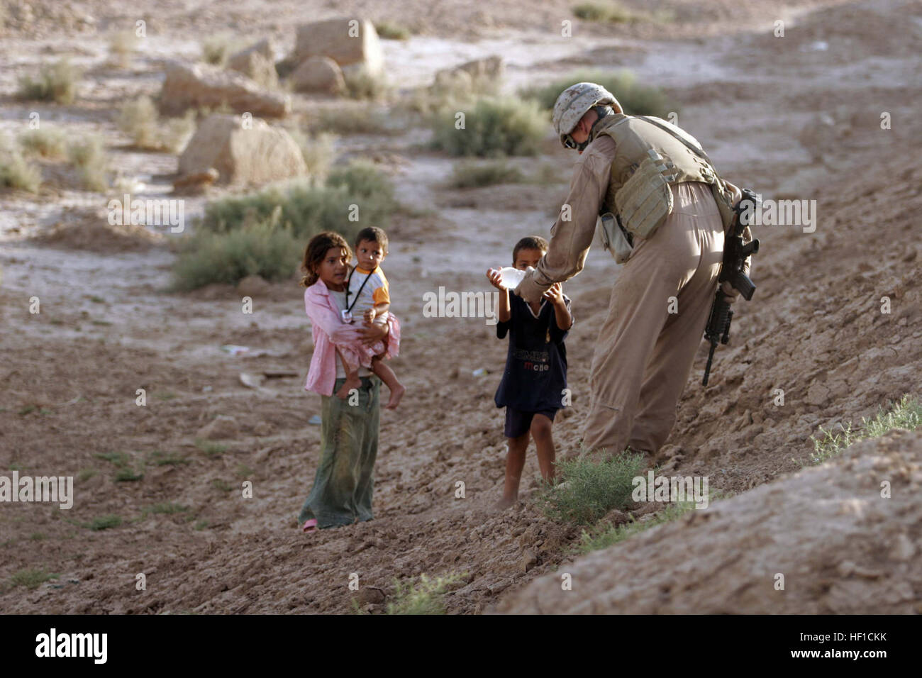 Le 5 juin 2007. Al-Qam, de l'Iraq. Le Cpl Kyle R. Harper, camion, Chef de Police Militaire, 2D, Bataillon d'entretien mains une bouteille d'eau pour un jeune garçon dans les rues d'Al-Qam, de l'Iraq. Maintenance 2D bataillon est déployé avec les Forces-West dans le cadre de l'opération Iraqi Freedom dans la province d'Al-Anbar à l'Iraq de mettre les forces de sécurité irakiennes, faciliter le développement de la règle de droit, grâce à des réformes démocratiques, et poursuivre le développement d'une économie de marché axée sur la reconstruction de l'Iraq. Marines à Camp Taqaddum Interagir avec la collectivité environnante DVIDS47111 Banque D'Images