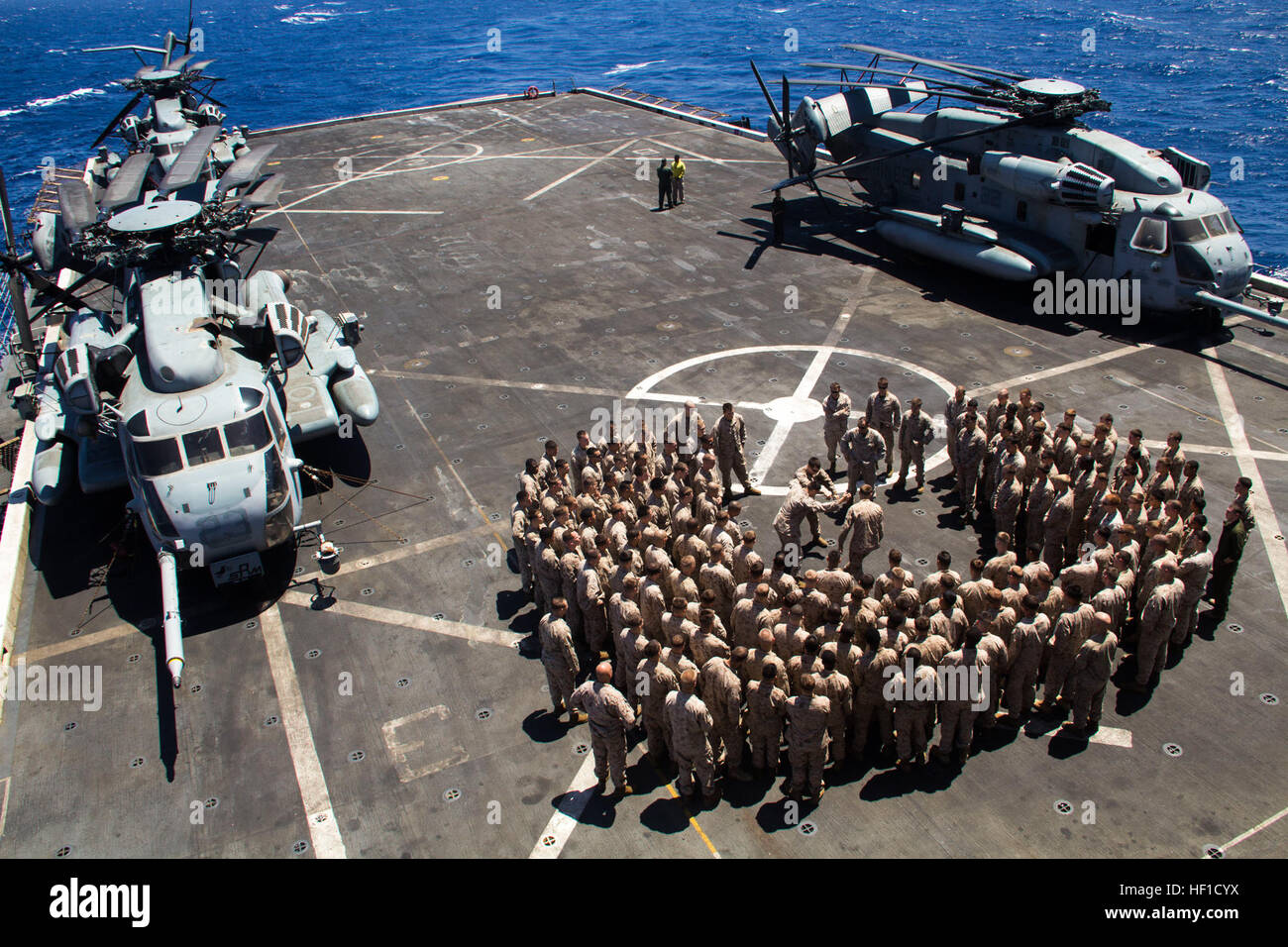 Les Marines américains et les marins affectés à Lima, l'entreprise Équipe de débarquement du bataillon du 3e Bataillon, 2e Régiment de Marines, 26e Marine Expeditionary Unit (MEU), sont informés avant une répétition rapide à la corde pour sur le pont de l'USS San Antonio (LPD 17) dans la 5e Flotte des États-Unis zone de responsabilité le 22 juillet 2013. La 26e MEU est un groupe de travail air-sol marin déployés à bord du groupe amphibie Kearsarge. (DoD photo par Lance Cpl. Juanenrique Owings, Corps des Marines des États-Unis/libérés) 130722-M-HF949-001 (9473760734) Banque D'Images