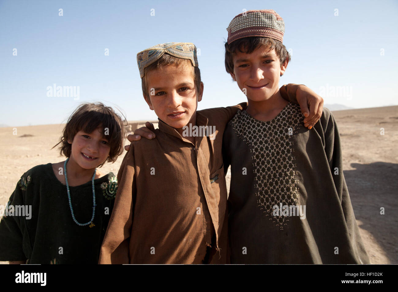 Les enfants afghans posent pour une photo de Mohammad Abad, dans la province d'Helmand, en Afghanistan, le 23 juillet 2013. Marines des États-Unis avec l'Équipe de liaison géorgienne et 9 soldats géorgiens avec le 33e bataillon géorgien effectué des patrouilles pour recueillir de l'intelligence humaine et perturbent les activités de l'ennemi. (U.S. Marine Corps photo par le Cpl. Geoffrey K./Scarborough) Parution d'enfants afghans posent pour une photo de Mohammad Abad, dans la province d'Helmand, en Afghanistan, le 23 juillet 2013, au cours de Mountain Wolf II 130723-M-UF830-033 Banque D'Images