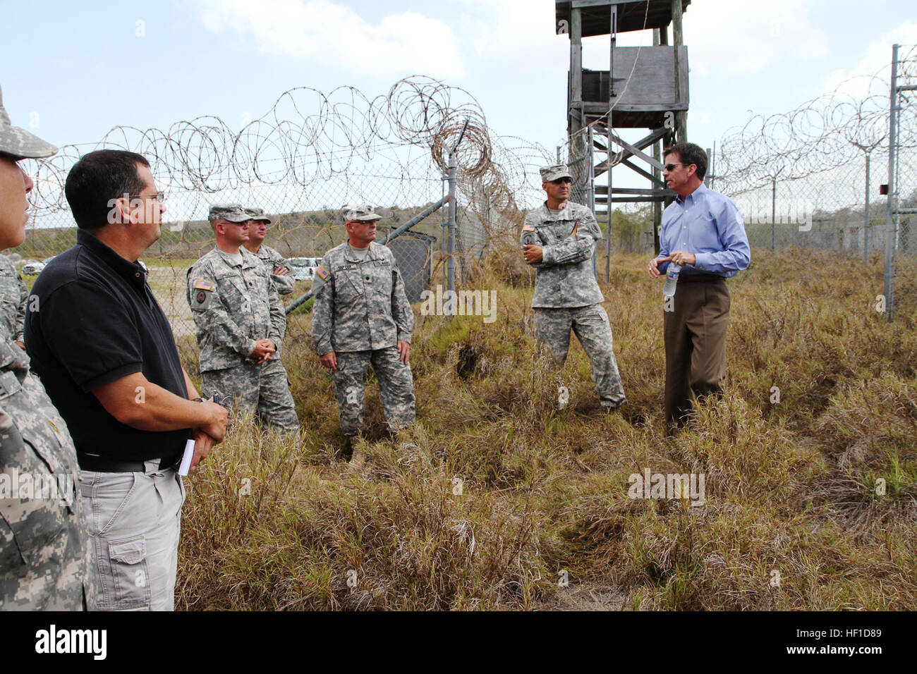 Ancien centre de détention de Guantanamo Bay à la retraite commandant Le Colonel Terry Carrico parle avec l'Équipe spéciale mixte mixte Groupe de détention de Guantanamo Bay et le leadership de la Police militaire au cours d'une visite du Camp X-Ray, le 26 juillet 2013, à la base navale américaine de Guantanamo, à Cuba. Carrico a été le premier commandant du Camp X-Ray lorsqu'il a été créé en 2002 comme un camp de détention temporaire pour les détenus et est encore debout aujourd'hui. Bien qu'il n'est pas utilisé, il sert comme un site historique. Bien que Carrico a été invité à visiter le site en direction de la foi, sa motivation aussi venu de vouloir voir l'evolut Banque D'Images
