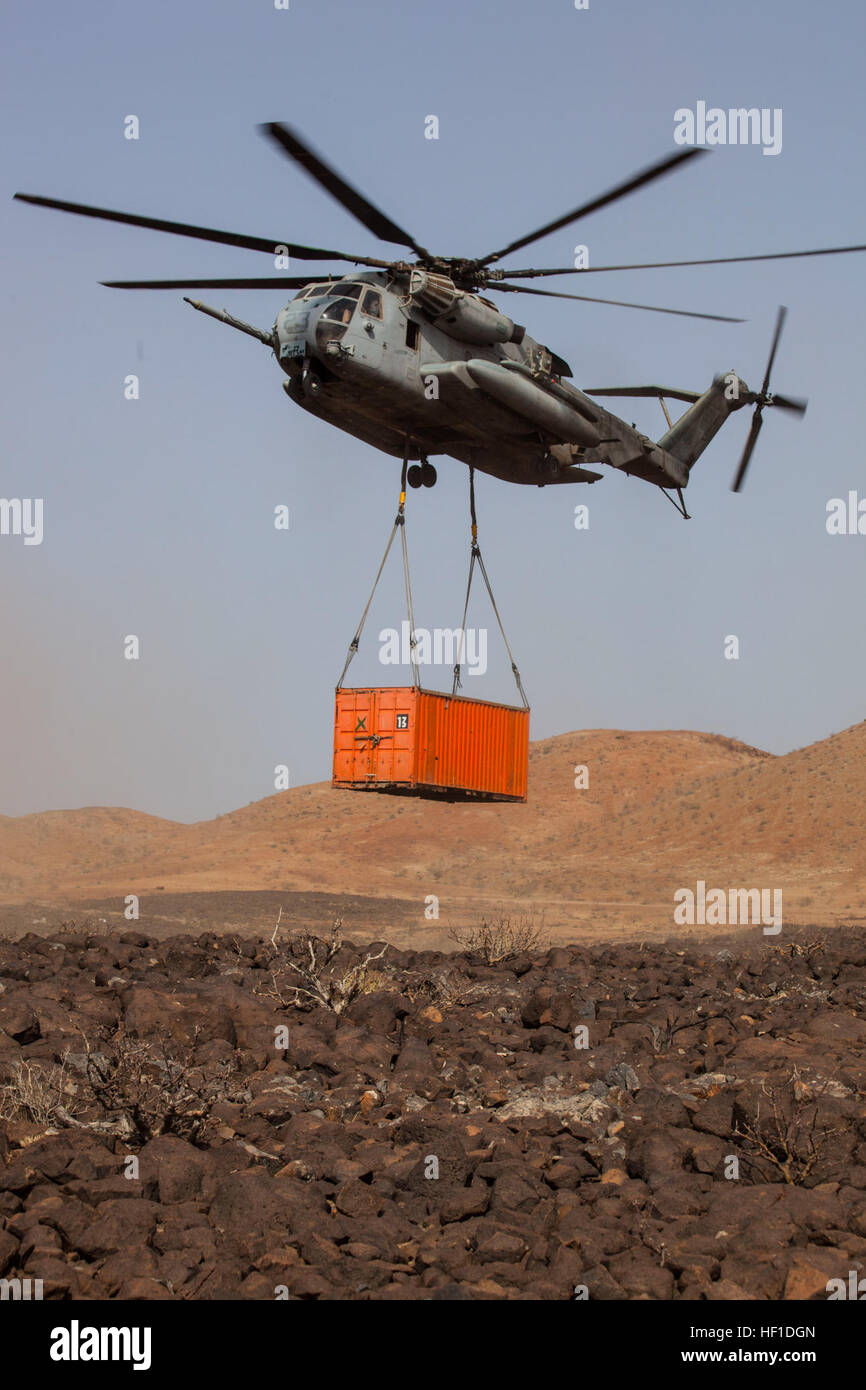 Un CH-53E affecté à l'escadron à rotors basculants moyen maritime (VMM) 266, 26e Marine Expeditionary renforcé, l'unité de transport d'un conteneur de transport qui sera utilisé comme une cible de formation sur une gamme à Djibouti, le 2 août 2013. La 26e MEU est un groupe de travail air-sol marin de l'avant-déployés dans la 5e flotte américaine à bord de la zone de responsabilité du groupe amphibie Kearsarge agissant comme un corps expéditionnaire basés en mer, la force de réaction de crise capable de conduire des opérations amphibies dans toute la gamme des opérations militaires. (U.S. Marine Corps photo de 1er lieutenant Gerard R. Farao/libérés) 26e MEU Djibo Banque D'Images