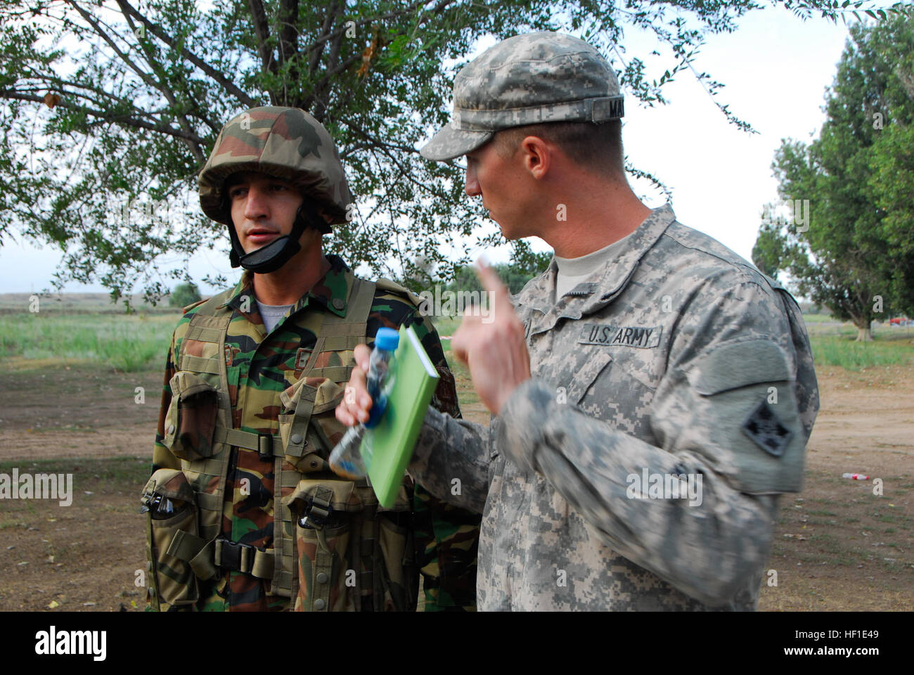 1er lieutenant Cody Martin, un mentor de l'entreprise internationale de 1st Armored Brigade Combat Team, 4e Division d'infanterie, fournit une rétroaction à un soldat sur les opérations de lutte anti-émeute au cours de steppe Eagle 2013 iliskiy au centre de formation le 13 août. Steppe Eagle est un annuel, exercice multi-national, qui est effectuée à partir de la brigade de maintien de la paix et le Kazakhstan, le bataillon de la Garde nationale de l'Armée de l'Arizona, la 1st Armored Brigade Combat Team, 4e Division d'infanterie, et 3e Armée/U.S. La commande centrale. L'exercice vous aidera à bâtir des alliances solides tout en permettant à plus de 1 000 participants Banque D'Images