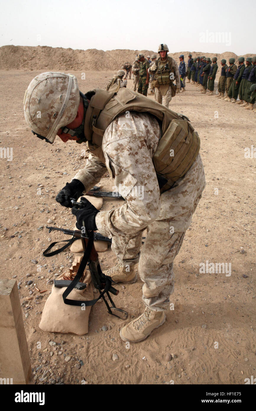 CAMP FALLUJAH, Iraq - un marin américain avec l'équipe de sécurité personnelle fait des ajustements au guidon d'un AK-47 sur le 4 août sur Camp Falloujah, en Irak. Marines avec l'équipe de sécurité personnels civils irakiens en train d'assurer la sécurité dans les points de contrôle d'entrée et de contrôle de sécurité pour aider les forces de la coalition avec leurs missions. Formation Marines irakiens dans l'adresse au tir DVIDS57104 Banque D'Images