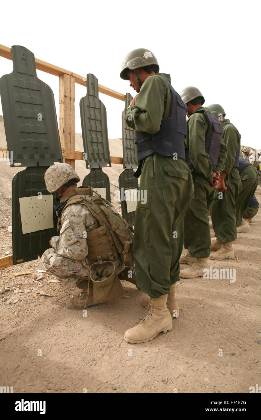 Corps des Marines des États-Unis chargés de critiquer la tourné des groupements de forces de sécurité personnelle de recruter sur la gamme Bonelli sur le 4 août sur Camp Falloujah, en Irak. Marines avec l'équipe de sécurité personnels civils irakiens en train d'assurer la sécurité dans les points de contrôle d'entrée et de contrôle de sécurité pour aider les forces oalition avec leurs missions. Formation Marines irakiens dans l'adresse au tir DVIDS57106 Banque D'Images