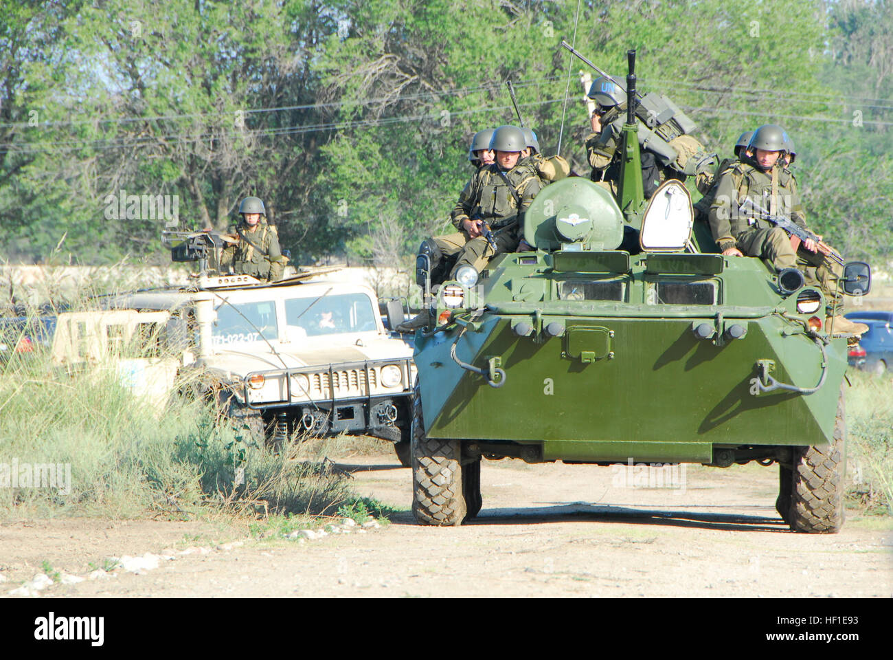 Soldats kazakhs convoi vers un village tout en menant des opérations urbaines au cours de steppe Eagle 2013 Iliskiy, au centre de formation, le 15 août. Rollin' dans 130815-Z-TA763-080 Banque D'Images