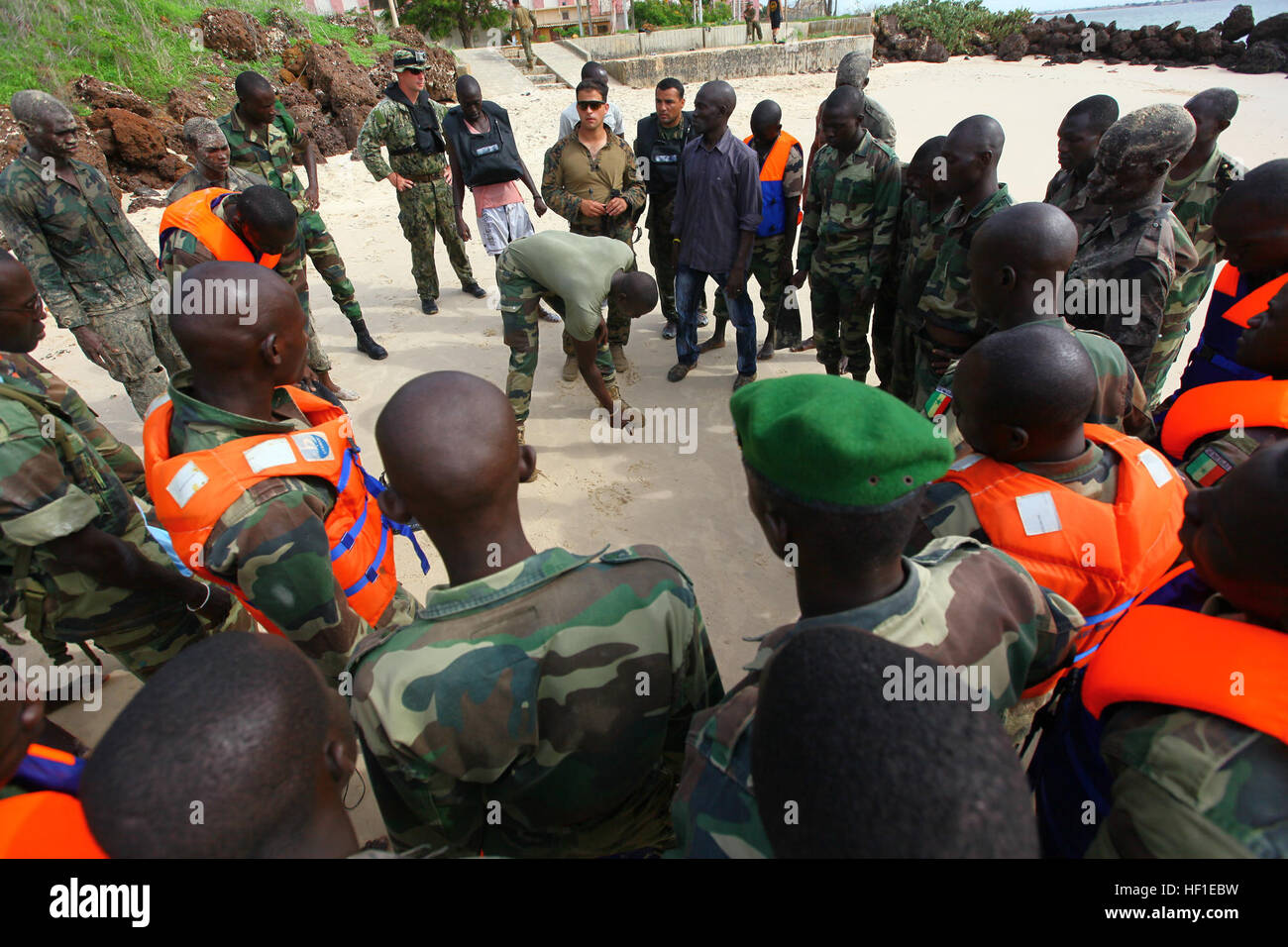 Entreprise sénégalaise de fusiliers commandos de marine travaillent aux ...