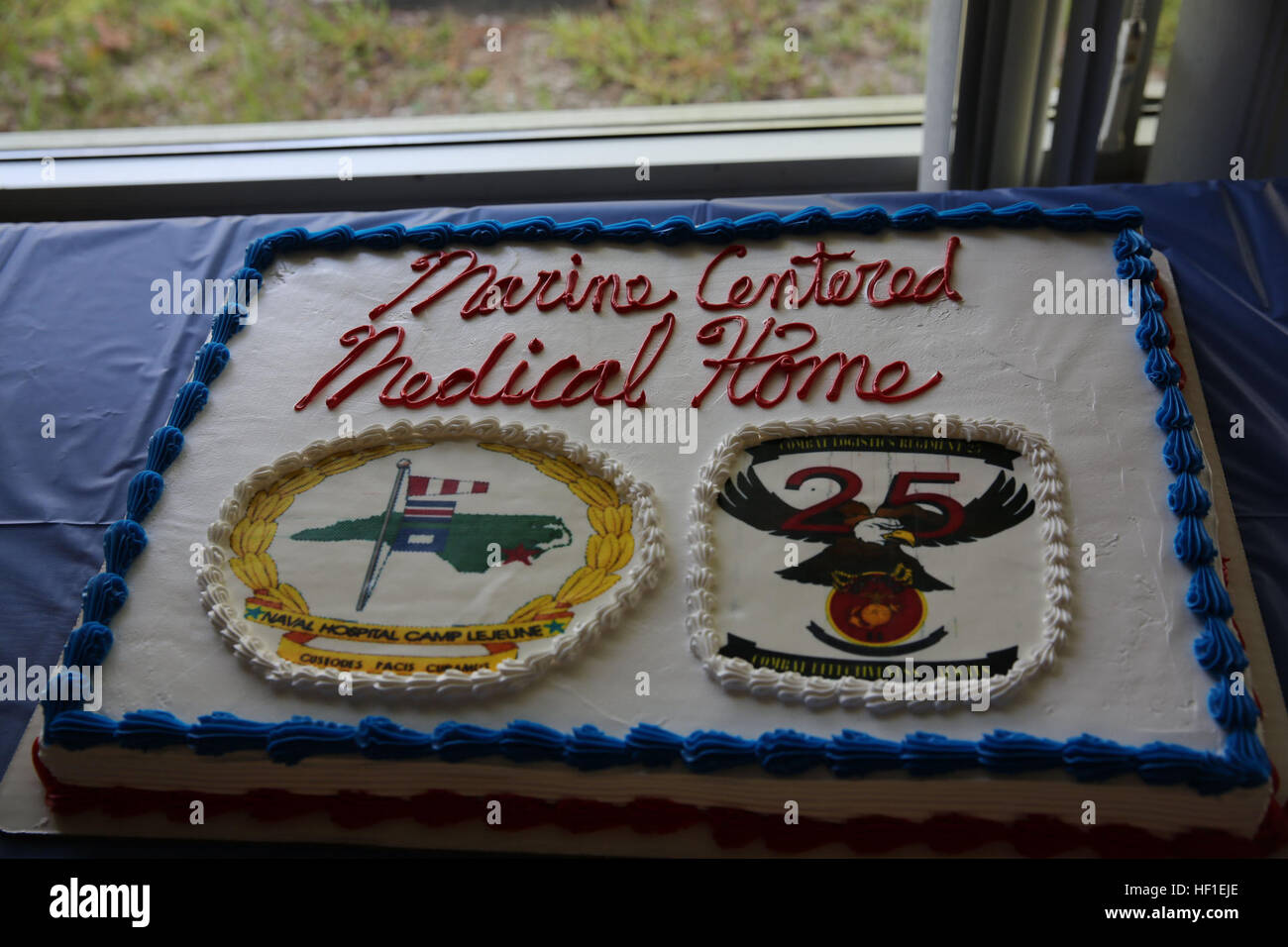 Ce Gateau A Ete Fait Pour Celebrer La Ceremonie D Inauguration De La Clinique De French Creek A Bord De Camp Lejeune En Caroline Du Nord Le 22 Aout 13 Le Centre Marin