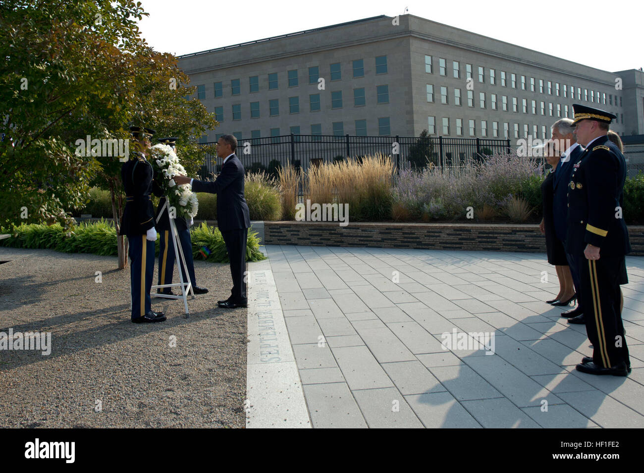 Le Président, le Secrétaire à la Défense et le Président des chefs d'état-major interarmées participent à une cérémonie de dépôt de gerbes au Mémorial du Pentagone 9/11, le 11 septembre 2013, en hommage aux victimes des attentats terroristes du 11 septembre 2001. La cérémonie commémore les attaques contre le Pentagone et le World Trade Center et rend hommage aux premiers intervenants et aux membres des familles des défunts. Banque D'Images