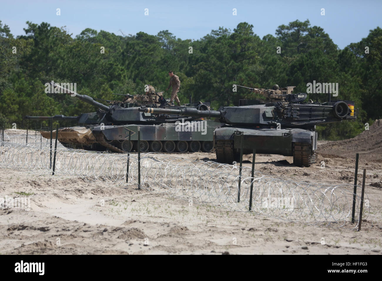 Marines avec 2e Bataillon, 2e Division de marines, de quitter leurs chars à la fin de la rupture et de compensation des cours le 12 septembre 2013, à bord du Marine Corps Base Camp Lejeune. Marines avec réservoir 2e Bn. et 2e Bataillon de Génie de Combat, 2e Division de marines, a participé à une semaine d'exercice sur le terrain sur lequel ils ont eu à mettre en œuvre quatre tâches de génie de combat de base, notamment la mobilité, la mobilité, l'agression et la lutte contre l'ingénierie générale. Marines clairement la voie dans la formation 130912-M-WI309-372 Banque D'Images