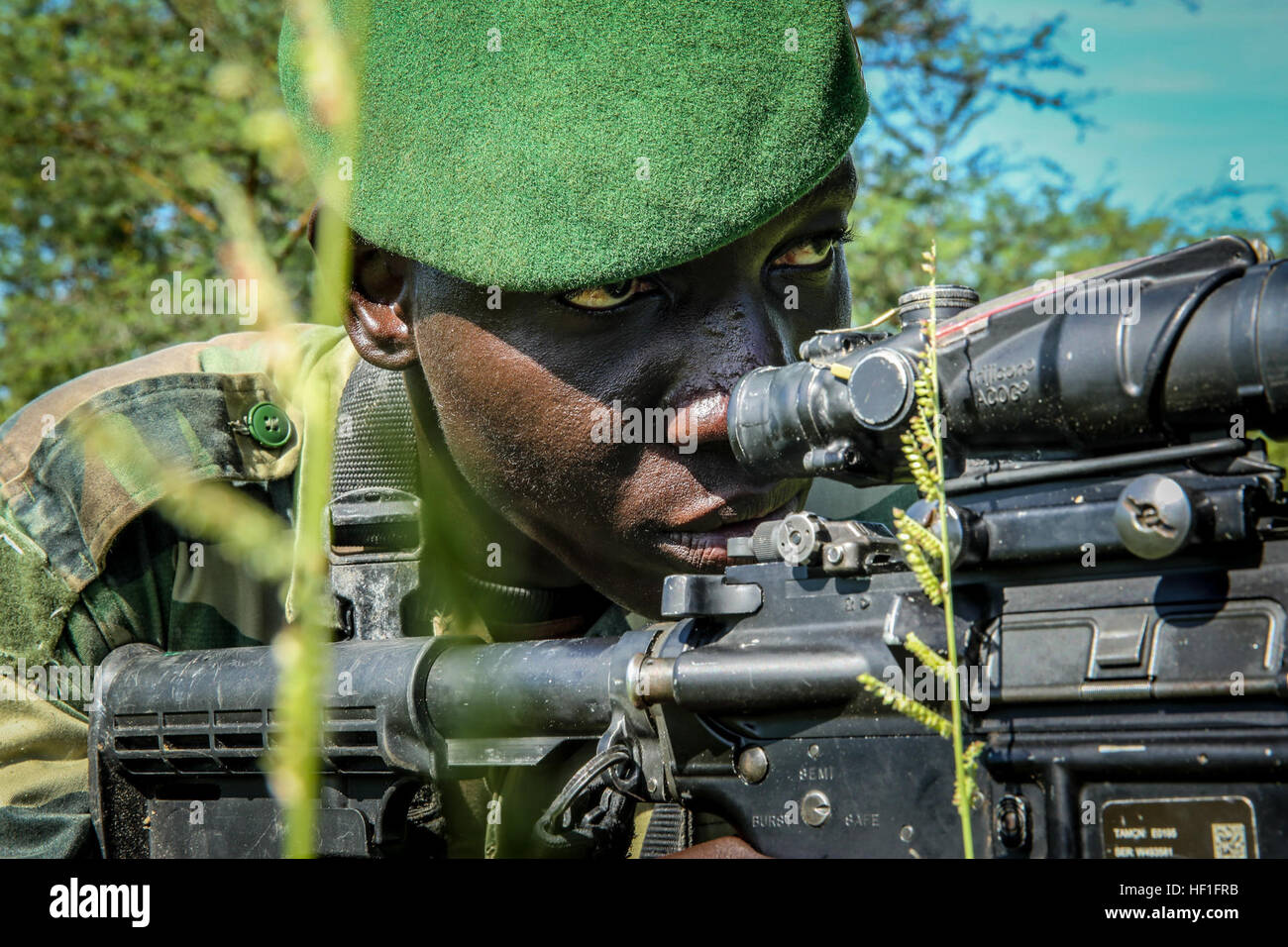 Une entreprise sénégalaise de Fusilier Commando Marine se prépare à vue dans sur une cible lors d'un exercice de patrouille le 16 septembre 2013. L'exercice était une partie d'une semaine de l'engagement dans lequel les Marines américains et les marins à la Station 13 Partenariat avec l'Afrique, formés avec les forces armées sénégalaises afin de promouvoir davantage la sécurité maritime et de partenariat dans la région. La station du Partenariat pour l'Afrique est un exercice combiné entre la U.S., Néerlandais, Espagnol, marins britanniques et leurs partenaires africains qui renforce les partenariats pour améliorer la sûreté et la sécurité en mer et à terre, de travailler ensemble pour un objectif commun partagé t Banque D'Images