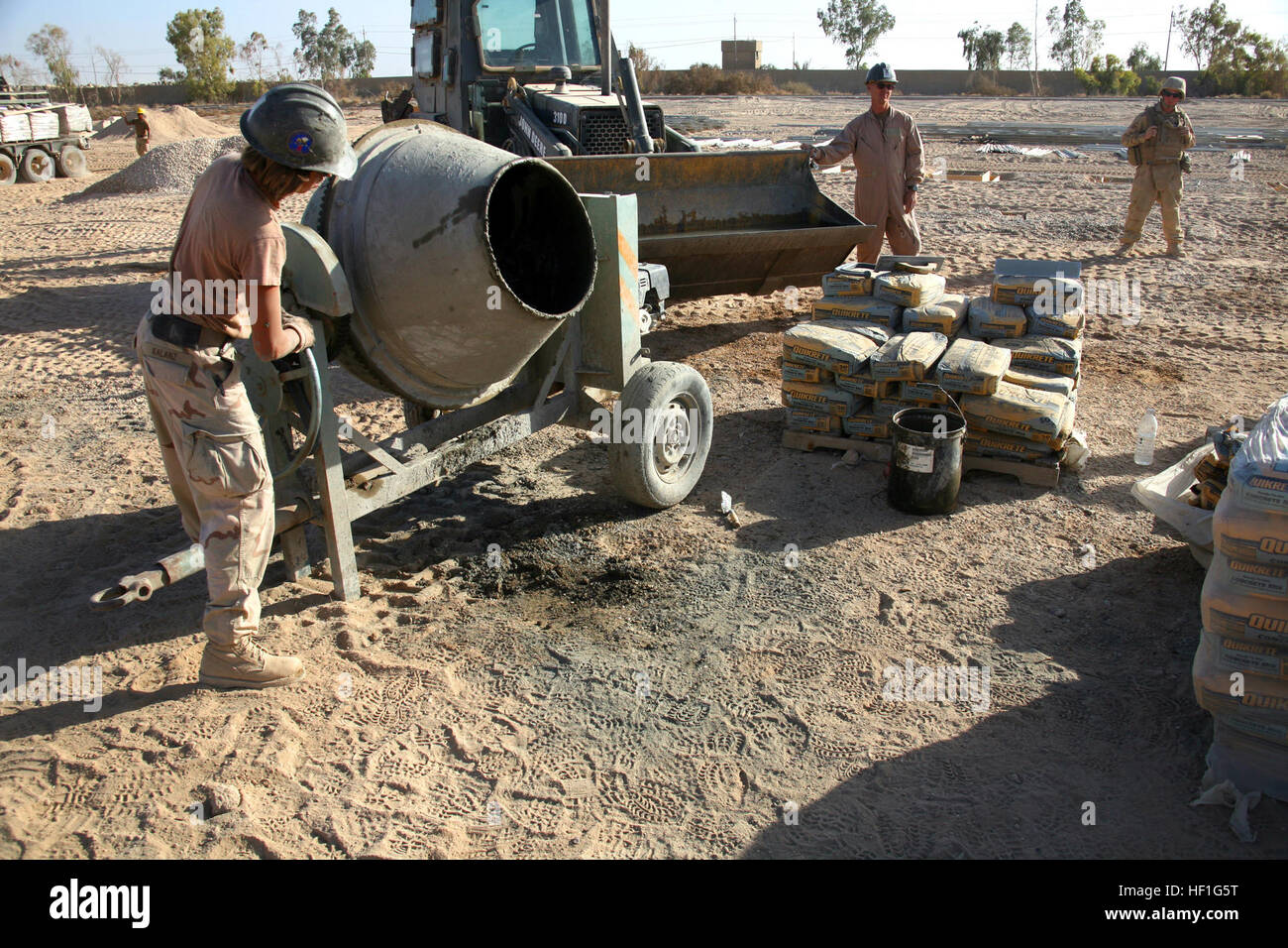 071107-M-4804G-021 BAHARIA, CAMP l'Iraq (nov. 7, 2007) - Un affecté à Seabee Mobile Naval Construction Battalion (NMCB) 15 mix, tout en béton Construire des structures pour les différentes unités dans la province d'Al Anbar en Irak. Us Marine Corps photo par Lance Cpl. Joseph A. Lambach (libéré) US Navy 071107-M-4804G-021 UN affecté à Seabee Construction Mobile Marine Bataillon (NMCB) 15, les mélanges de béton alors que l'établissement des structures de construction pour les différentes unités dans la province d'Al Anbar Iraq Banque D'Images