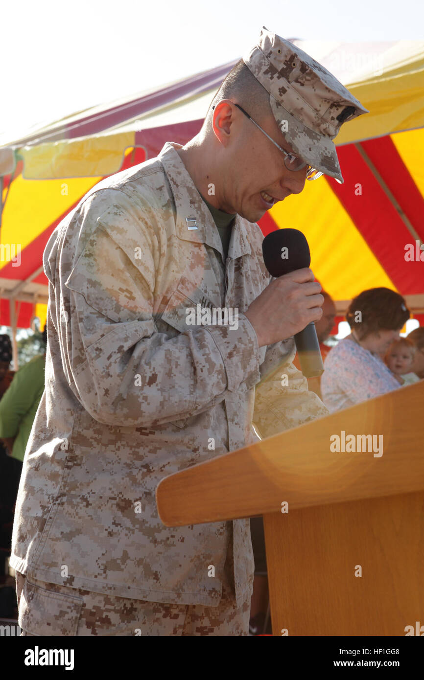 Le lieutenant de la Marine américaine jeune IL J. Han, aumônier, École de Infantry-East (SOI-E) fournit l'invocation au cours de la cérémonie de remise des diplômes de Fox Company, Camp Geiger, N.C., 1er octobre 2013. Les Marines de Fox Co. a terminé les 29 jours de formation dans le cadre de leur deuxième étape de formation militaire initiale avant d'assister à leur occupation militaire de l'école. (U. S. Marine Corps photo prise par le s.. Christine M. Wilcox, Caméra de combat, soi-E/libérés) MCT, Co. F, cérémonie de fin 131001-M-WH120-002 Banque D'Images