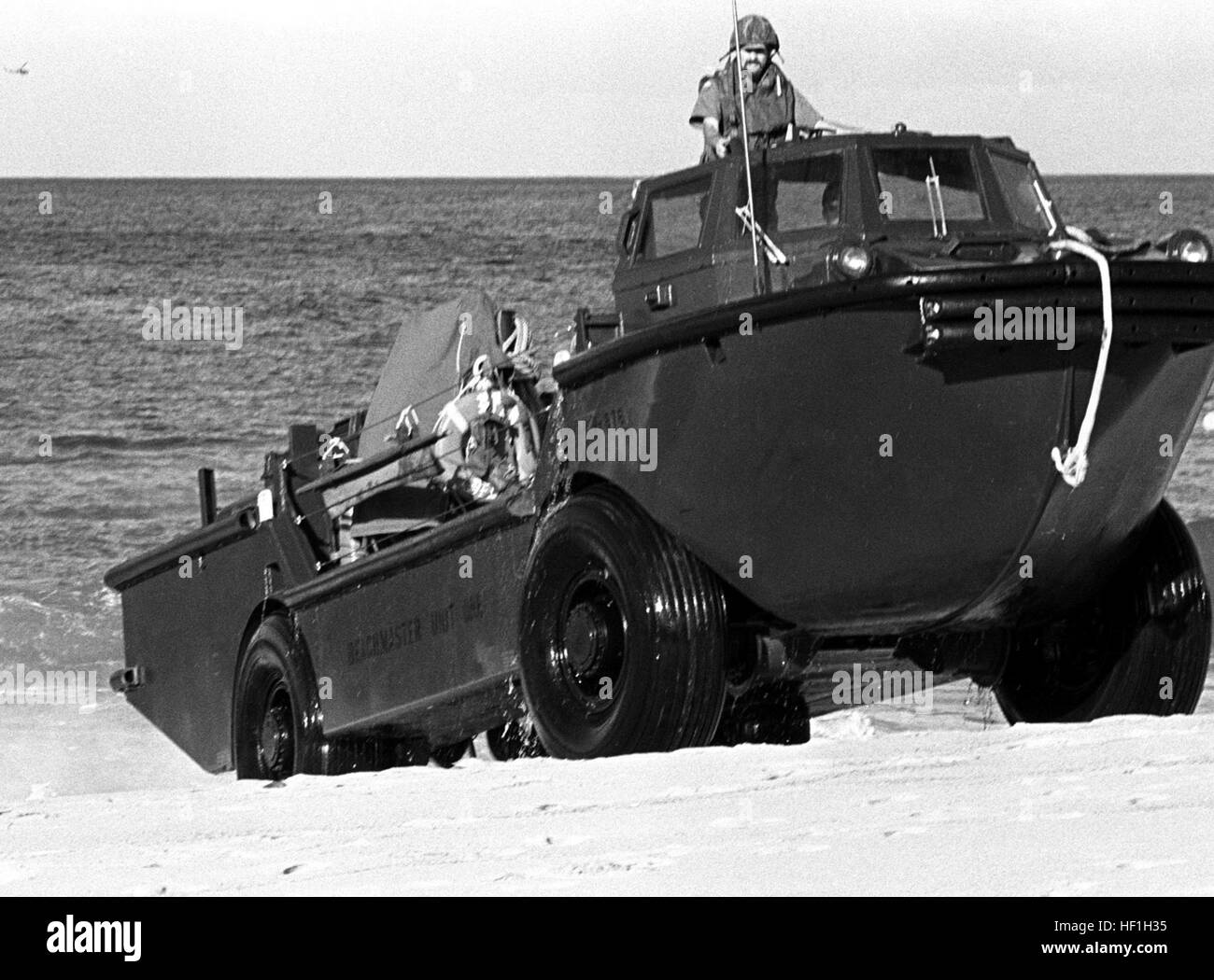Navy beachmasters accoster à Makua Valley Beach à bord d'un cargo de ravitaillement amphibie LARC-cigares (V) lors de l'opération éclair du noyau. LARC-V-Kaneohe Bay--19840131-1 Banque D'Images