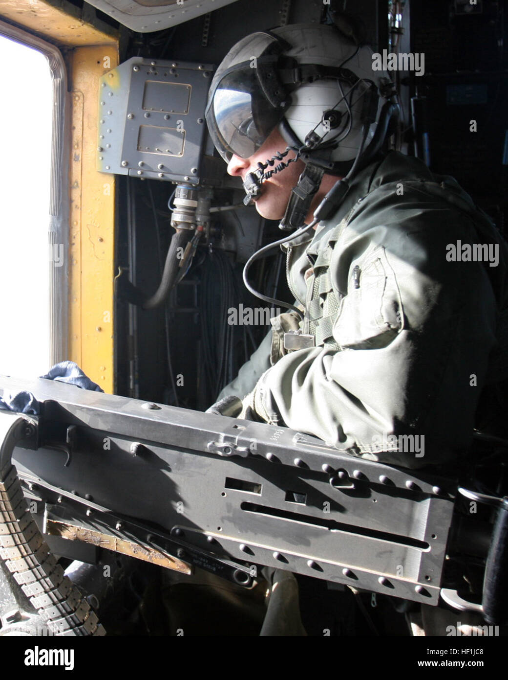 071211-M-6020M-014 Yuma (Arizona) (déc. 10, 2007) U.S. Marine Cpl. Evan juin, chef d'équipe avec l'Escadron d'hélicoptères lourds Marine (HMH) 462, des enquêtes la zone avant le tir d'un fusil de calibre 50 d'un CH-53 Super Stallion lors d'un exercice d'entraînement à l'appui du talon du désert 1-08 à Yuma. Les Marines de HMH-462 effectuent des vols d'entraînement en préparation pour le déploiement à l'Iraq. U.S. Marine Corps photo par le Cpl. Alison L. Martinez (libéré) US Navy 071211-M-6020M-014 U.S. Marine Cpl. Evan juin, chef d'équipe avec l'Escadron d'hélicoptères lourds Marine (HMH) 462, des enquêtes la zone avant de tirer un 50-cali Banque D'Images