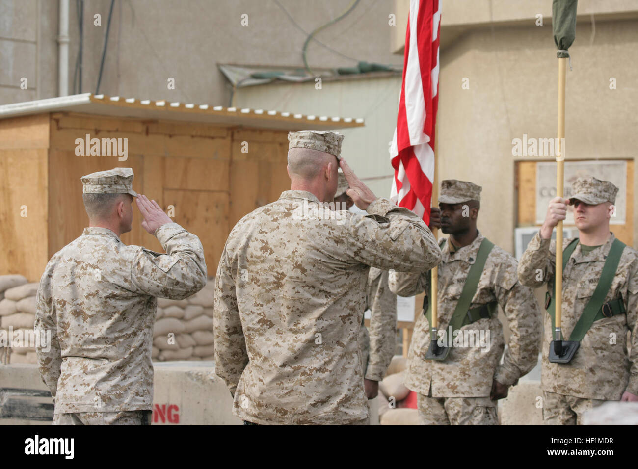 Le colonel des marines américains Lewis A. Craparotta, l'équipe de combat régimentaire 1 commandant, et le Sgt. Le Major Don W. Gallagher, sergent-major de la GTC-1, saluer les couleurs avant d'uncasing le GTC-1 couleurs bataille pendant le transfert de l'autorité de la zone d'opérations à bord Raleigh Fallujah Camp à Al Anbar province, l'Iraq, le 27 janvier. Le uncasing la bataille de couleurs représente RCT-1 prenant le commandement d'AO Raleigh à partir de la GTC-6, commandé par le Colonel Richard L. Simcock II. Gtc-1 est déployé avec les Forces-West dans le cadre de l'opération Iraqi Freedom dans la province d'Al-Anbar à l'Iraq de mettre au peuple iraquien de securit Banque D'Images