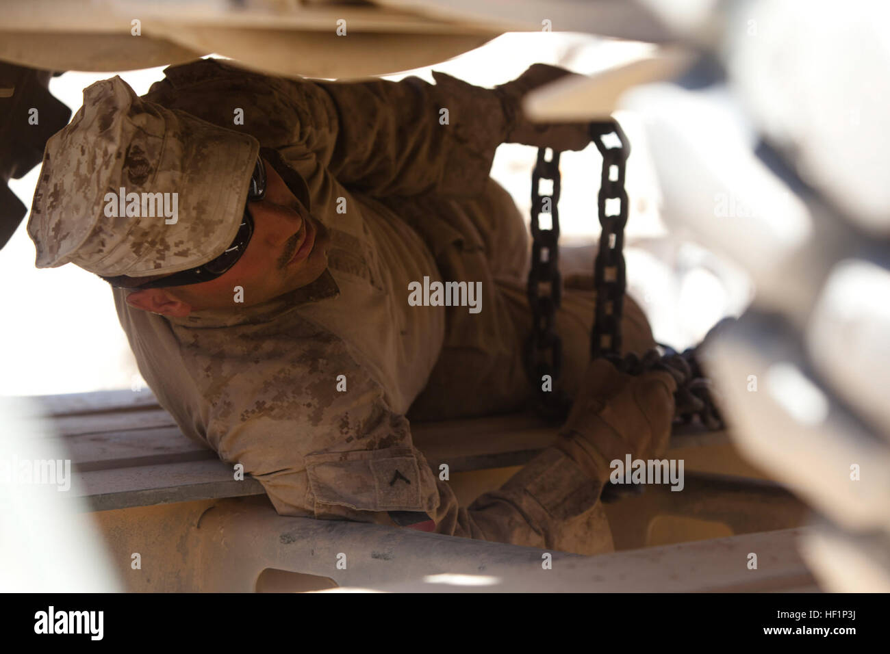 Une logistique de combat avec Marine Regiment 2, Commandement régional (Sud-ouest), assure un chargement de matériel à base d'Shir Ghazi, province de Helmand, Afghanistan, 20 octobre 2013. Plc-2 a effectué cinq jours de mission de ravitaillement et retour à l'appui de diverses bases dans la province. Cinq jours, deux paires de chaussettes plus tard, les opérations de convoi en Afghanistan 131020-M-ZB219-657 Banque D'Images