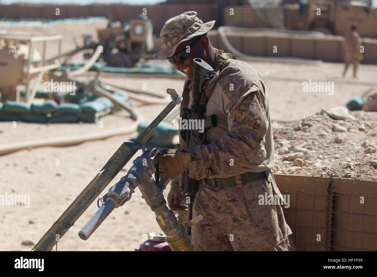 Lance le Cpl. Grands Pettaway, une providence, R.I., autochtones et de logistique de combat avec Marine Regiment 2, Commandement régional (Sud-ouest), ravitaille à l'épreuve des mines, un véhicule protégé d'embuscade à la base d'opérations avancée Shir Ghazi, province de Helmand, Afghanistan, 20 octobre 2013. Plc-2 a effectué cinq jours de mission de ravitaillement et retour à l'appui de diverses bases dans la province. Cinq jours, deux paires de chaussettes plus tard, les opérations de convoi en Afghanistan 131020-M-ZB219-771 Banque D'Images