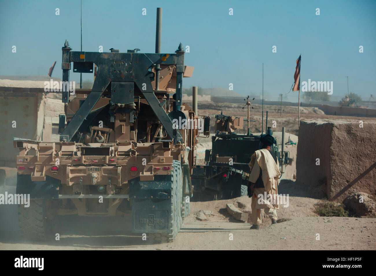 Une patrouille de logistique de combat menées par 2 Régiment de logistique de combat, Commandement régional (Sud-ouest), passe à travers un village près de la base d'opération avancée Shir Ghazi, province de Helmand, Afghanistan, le 22 octobre 2013. Plc-2 a effectué cinq jours de mission de ravitaillement et retour à l'appui de diverses bases dans la province. Cinq jours, deux paires de chaussettes plus tard, les opérations de convoi en Afghanistan 131022-M-ZB219-827 Banque D'Images