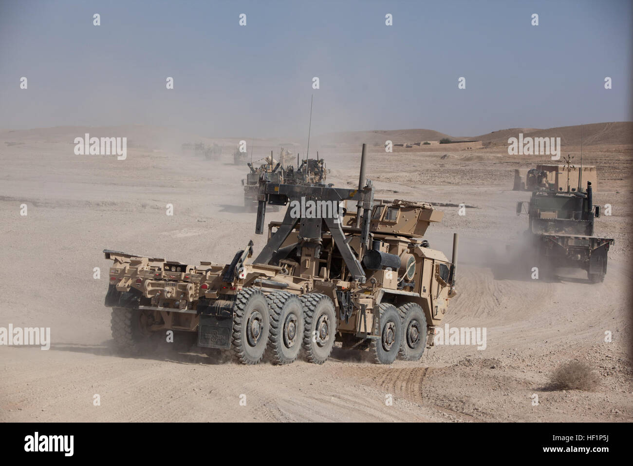Une patrouille de logistique de combat menées par 2 Régiment de logistique de combat, Commandement régional (Sud-ouest), les lecteurs vers le bas une route du désert près de la base d'opération avancée Shir Ghazi, province de Helmand, Afghanistan, le 22 octobre 2013. Plc-2 a effectué cinq jours de mission de ravitaillement et retour à l'appui de diverses bases dans la province. Cinq jours, deux paires de chaussettes plus tard, les opérations de convoi en Afghanistan 131022-M-ZB219-866 Banque D'Images