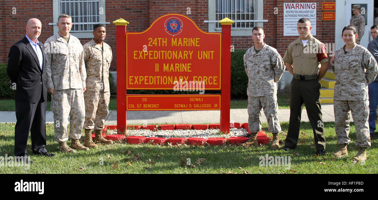 Marines et de marins avec la 24e Marine Expeditionary Unit posent avec Tim Sutton, un survivant de l'attentat de Beyrouth, en dehors de la 24e MEU à bord du bâtiment de commandement Camp Lejeune, N.C., le 23 octobre 2013. Le groupe est photographié en l'honneur de la marine de l'état du Massachusetts, qui ont perdu la vie au cours de l'attentat il y a 30 ans. 24e MEU se souvient de Beyrouth tombé 131023-M-AU167-471 Banque D'Images