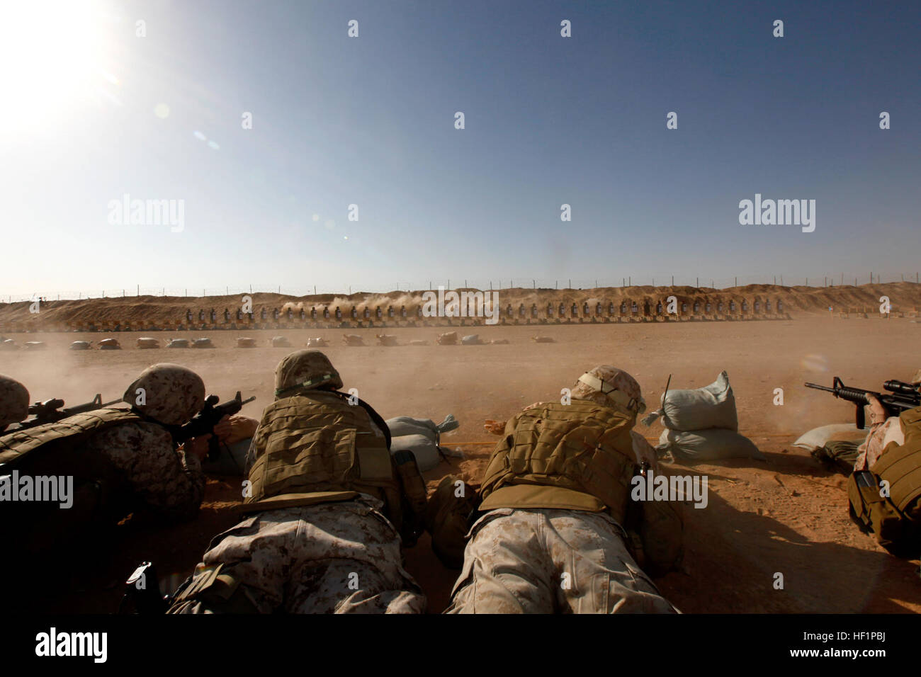 Les Marines américains avec le Siège, 2nd Marine Aircraft Wing (avant), le feu leur M16/M4 service rifles pendant une bataille Vue zéro (BZO) vont au Camp Sapadalure, province de Helmand, Afghanistan, le 25 octobre 2013. Un BZO a été effectuée afin de maintenir les compétences avec la M16/M4 service rifles délivrée à marines. Marine Corps officiel (Photo par le Sgt. Gabriela Garcia/) 2e parution MAW (FWD) 131025 Tir-SA-M716-100 Banque D'Images