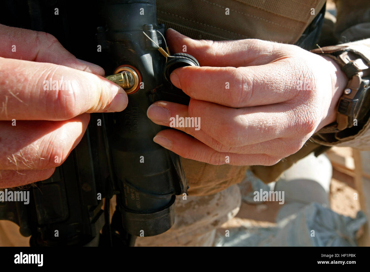 Un U.S. Marine avec le Siège, 2 AILE D'Avion (avant), les réglages afin d'un combat de visée optique avancée lors d'une bataille Vue zéro (BZO) vont au Camp Sapadalure, province de Helmand, Afghanistan, le 25 octobre 2013. Un BZO a été effectuée afin de maintenir les compétences avec la M16/M4 service rifles délivrée à marines. Marine Corps officiel (Photo par le Sgt. Gabriela Garcia/) 2e parution MAW (FWD) 131025 Tir-SA-M716-118 Banque D'Images