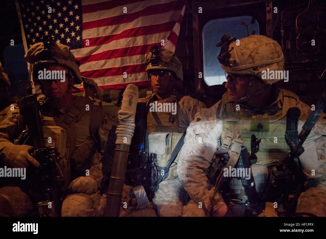 Les Marines américains avec la Compagnie Bravo, 1er Bataillon, 9e Régiment de Marines (1/9), s'asseoir à l'intérieur d'un CH-53E Super Stallion affectés à l'Escadron d'hélicoptères lourds Marine 462 (HMH-462) au Camp Bastion, dans la province d'Helmand, en Afghanistan, le 28 octobre 2013. HMH-462 fourni soutien aérien pour 1/9 au cours d'une opération d'interdiction dans Gurjat Village. Marine Corps officiel (Photo par le Sgt. Gabriela Garcia/libérés) HMH-462 avec 1-9 dans Gurjat Village 131028-SA-M716-016 Banque D'Images