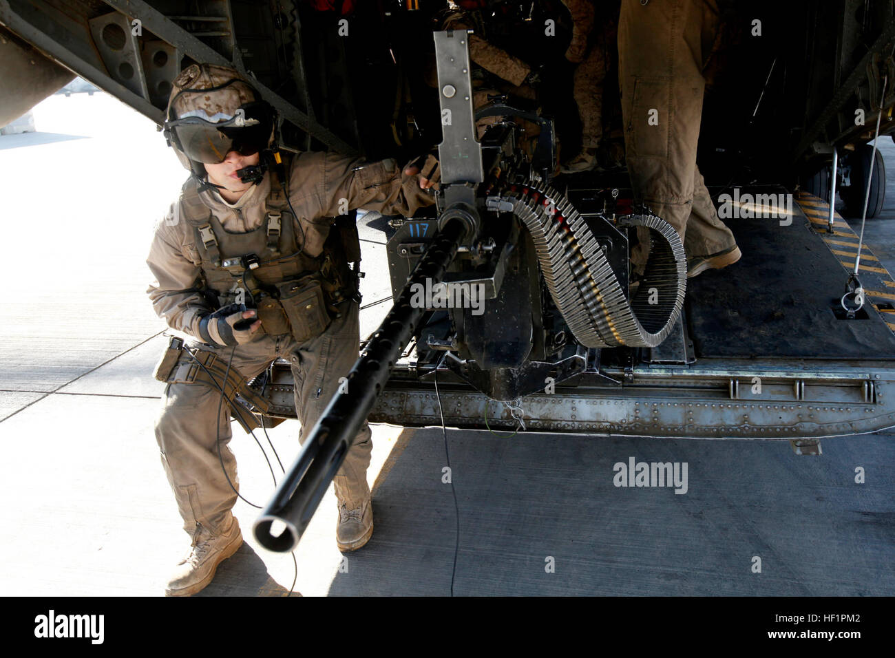 Corps des Marines des États-Unis Le Cpl. Julio P. Ramos, un observateur aérien maritime avec l'Escadron 462 hélicoptères lourds (HMH-462), fournit la sécurité à l'aide d'un GAU mitrailleuse de calibre .50 à Camp Bastion, dans la province d'Helmand, en Afghanistan, le 31 octobre 2013. HMH-462 charge Marines avec la Compagnie Charlie, 1er Bataillon, 9e Régiment de Marines lors d'une opération d'interdiction. (U.S. Marine Corps photo par le Sgt. Gabriela Garcia/libérés) HMH-462 Opération d'interdiction avec la compagnie Charlie 1-9 131031-SA-M716-030 Banque D'Images