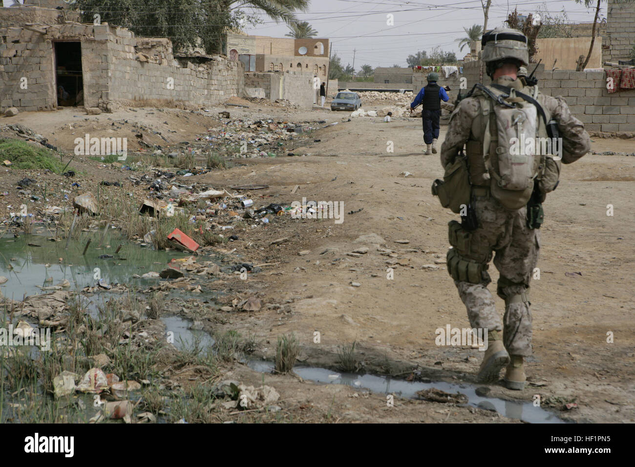 Le caporal Brett Y. Nelson de la Compagnie Golf du 2e Bataillon, 8e de marine (2-8), les patrouilles dans le nord de Ramadi, l'Iraq, le 18 mars 2008. 2-8 est patrouiller avec la police irakienne pour maintenir la sécurité et l'évaluation de l'état de la région. (U.S. Marine Corps photo par le Cpl Jeremy M. Giacomino (Sortie) Développement en Al Anbar DVIDS97607 Banque D'Images